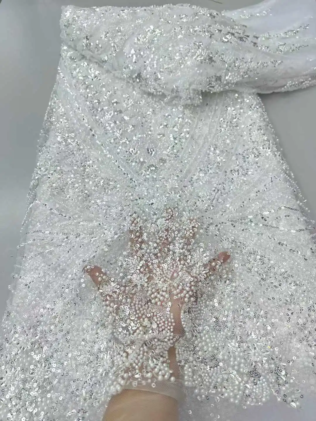 Африканская кружевная французская ткань с блестками 2025, высококачественная тюлевая кружевная ткань с вышивкой и бисером для шитья свадебного платья в Нигерии.
Африканская кружевная французская ткань с блестками 2025, высококачественная тюлевая кружевная ткань с вышивкой и бисером для шитья свадебного платья в Нигерии.