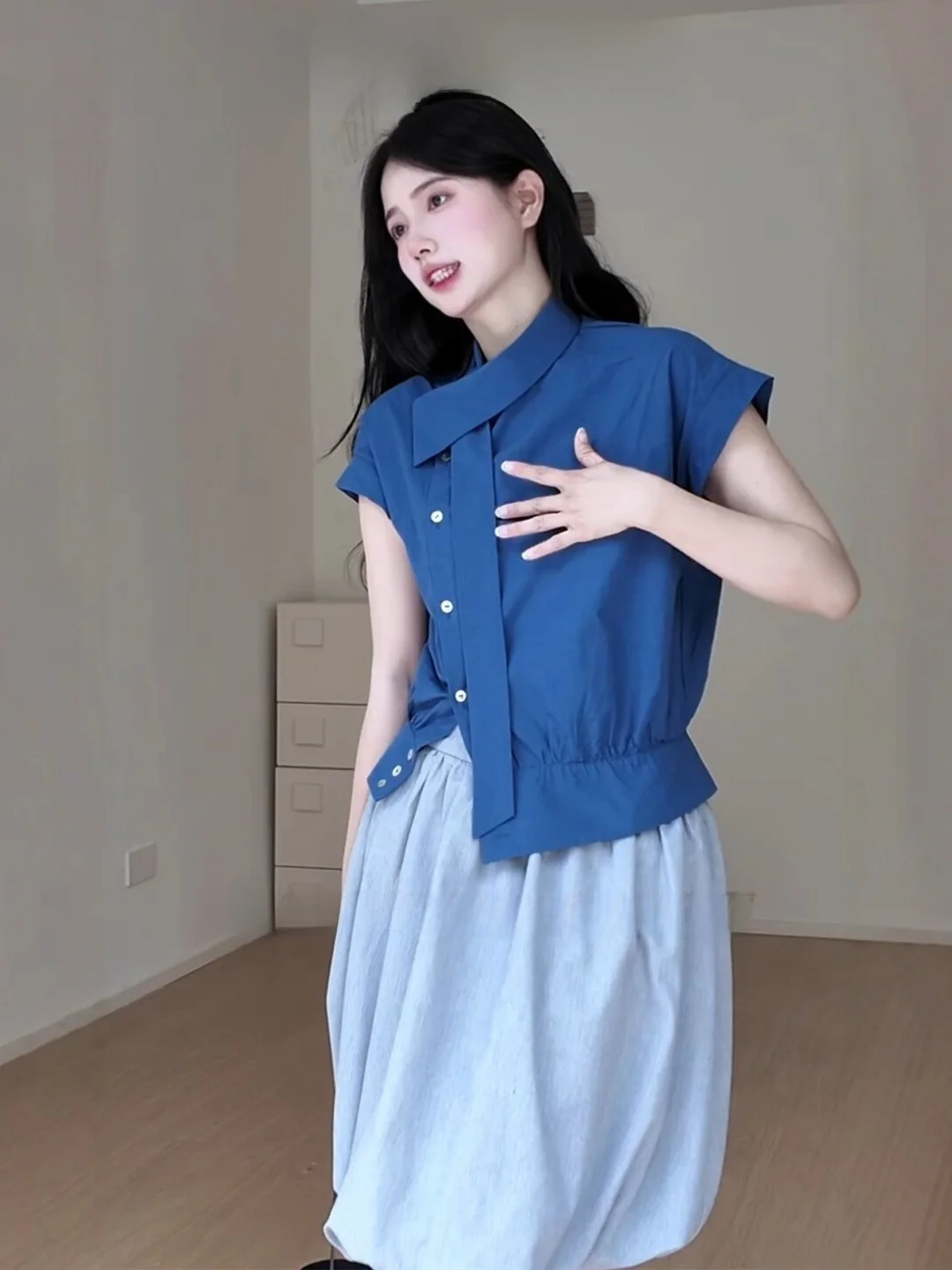 Summer 2026 Blue Asymmetric Shirt Stand Collar Commute Slim Design Flower Bud Half Skirt Set Women's Fashion Casual Wear
Summer 2026 Blue Asymmetric Shirt Stand Collar Commute Slim Design Flower Bud Half Skirt Set Women's Fashion Casual Wear