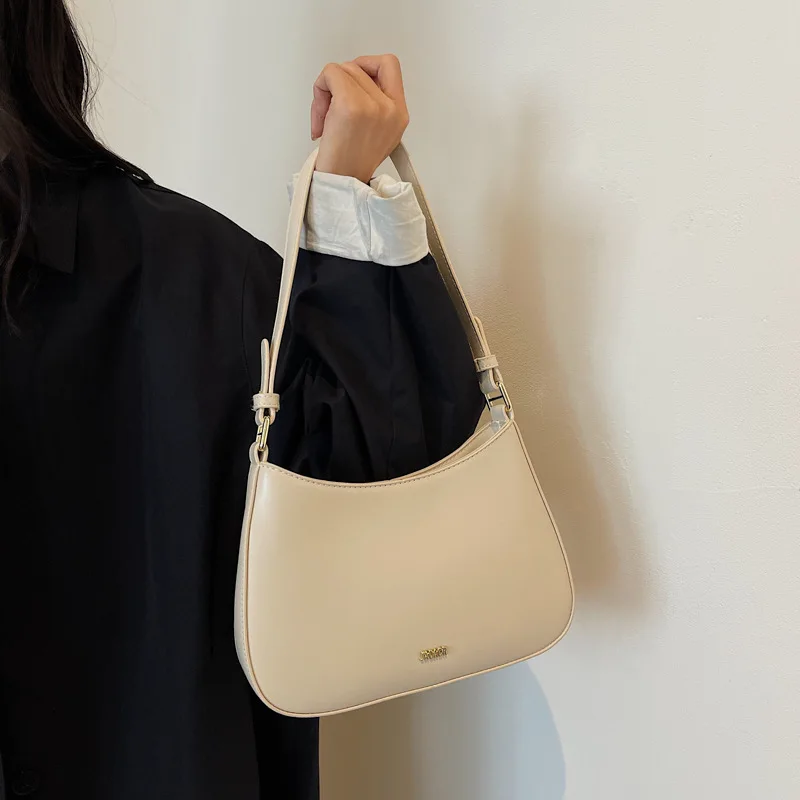 2024 New Women's Fashionable Underarm Bag Vintage Wine Red Wedding Bridal Bag Versatile French Fashion Simple and High end Bag
2024 New Women's Fashionable Underarm Bag Vintage Wine Red Wedding Bridal Bag Versatile French Fashion Simple and High end Bag