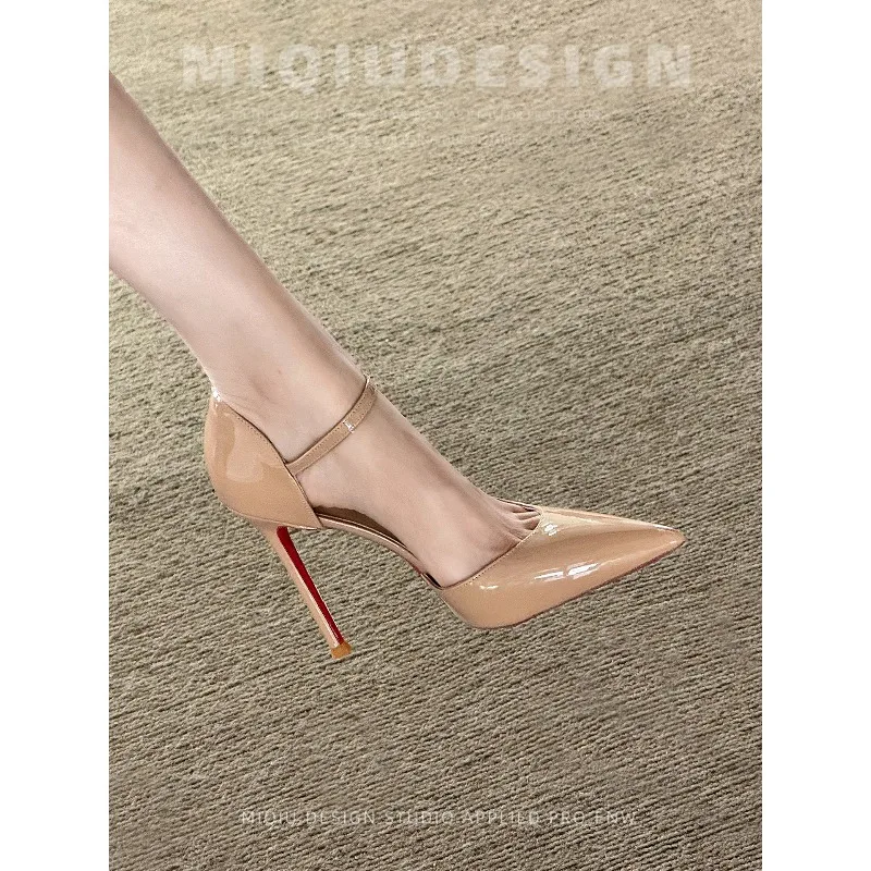 Туфли-лодочки Maze на высоком каблуке для женщин, новинка 2026 года, элегантные, с тонким каблуком, заостренным носком, прямой полоской, сексуальные, с вырезами, на одной подошве
Туфли-лодочки Maze на высоком каблуке для женщин, новинка 2026 года, элегантные, с тонким каблуком, заостренным носком, прямой полоской, сексуальные, с вырезами, на одной подошве