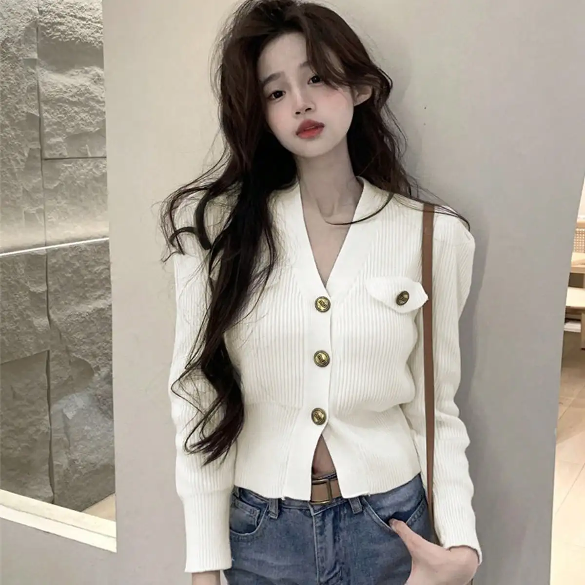 French High-End V-Neck Knitwear for Women 2025 New Spring & Fall Slimming Look and Cold Style Unique and Chic Top
French High-End V-Neck Knitwear for Women 2025 New Spring & Fall Slimming Look and Cold Style Unique and Chic Top