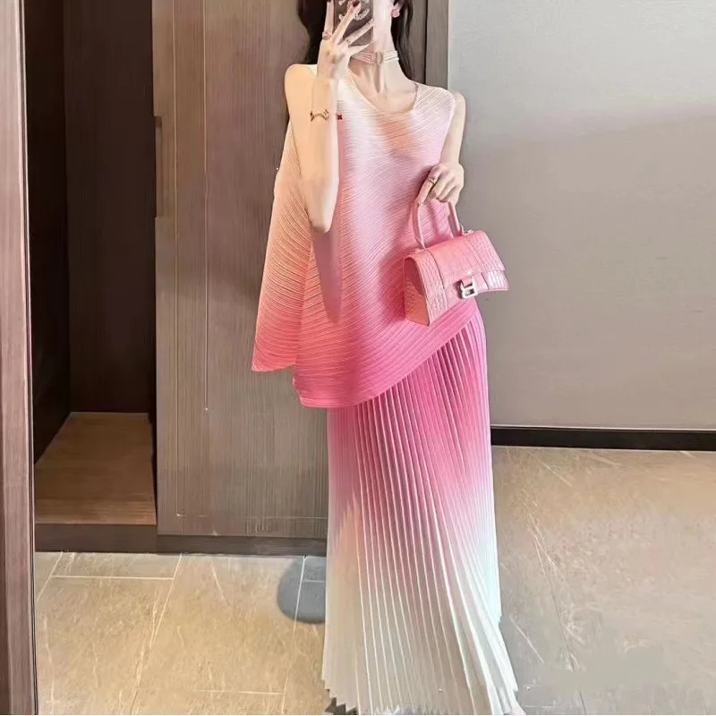 2023 Summer Xiaoxiangfeng Miyake Pleated Sleeveless Set Women's Gradual Tank Top Half Skirt Beach Holiday Style Two Piece Set
2023 Summer Xiaoxiangfeng Miyake Pleated Sleeveless Set Women's Gradual Tank Top Half Skirt Beach Holiday Style Two Piece Set