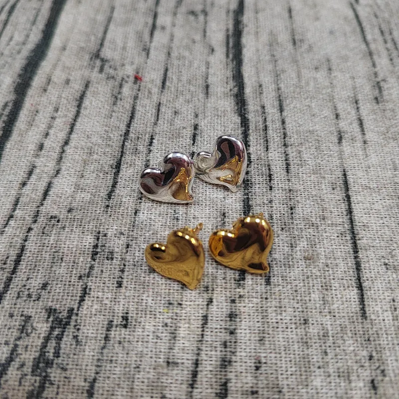 2026 European and American best-selling niche design heart-shaped earrings suitable for daily casual and fashionable dressing
2026 European and American best-selling niche design heart-shaped earrings suitable for daily casual and fashionable dressing