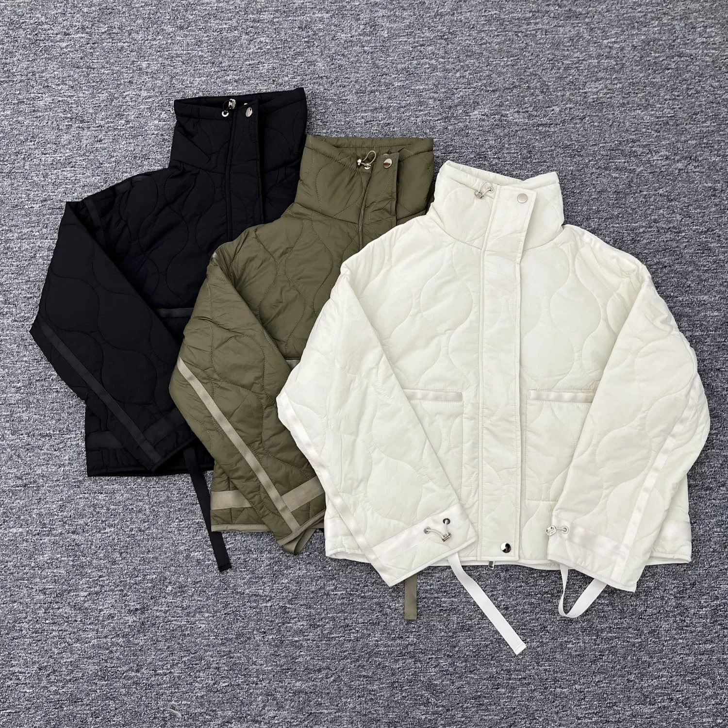 Kar&Otza Women's 2024 Autumn/Winter New Cotton Jacket Standing Collar Pocket Drawstring Three Color Casual Jacket Coat
Kar&Otza Women's 2024 Autumn/Winter New Cotton Jacket Standing Collar Pocket Drawstring Three Color Casual Jacket Coat