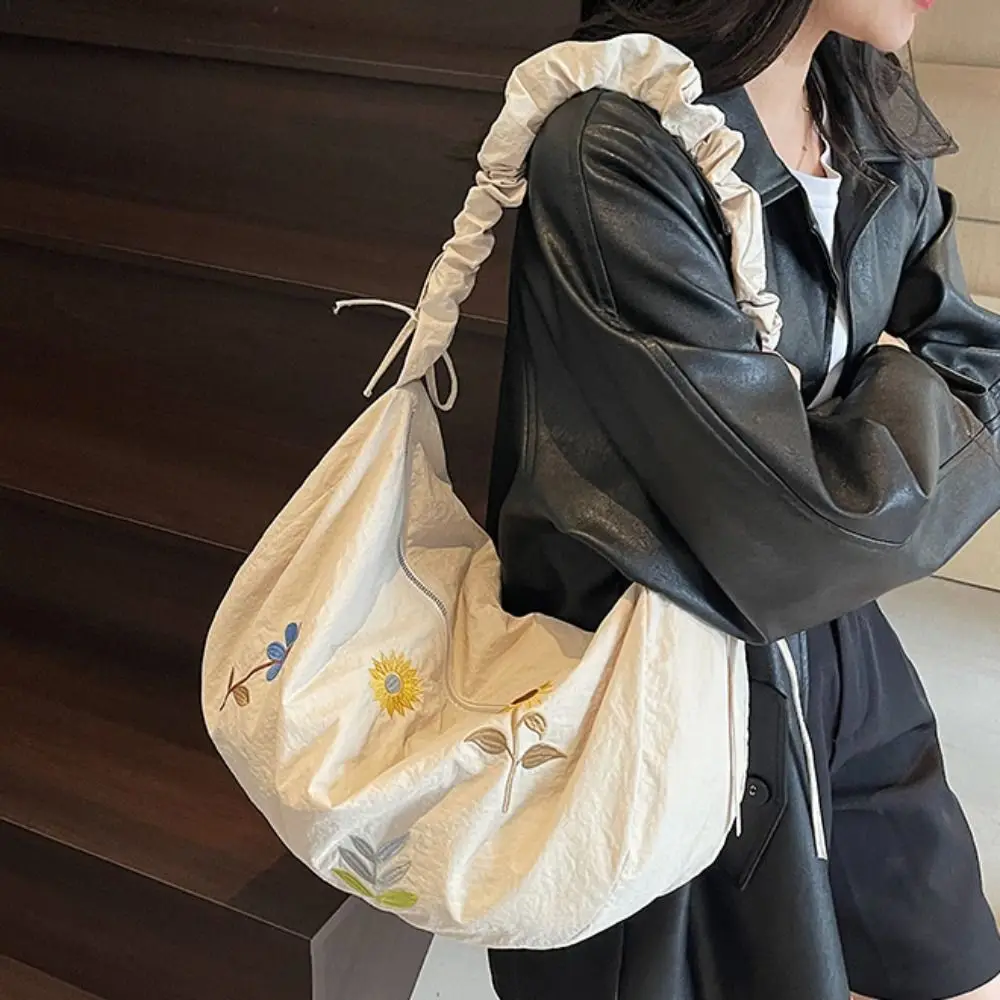 Нейлоновая сумка для пельменей в корейском стиле, легкая большая сумка на шнурке с цветочной вышивкой, однотонная сумка из ткани Оксфорд, сумка на плечо
Нейлоновая сумка для пельменей в корейском стиле, легкая большая сумка на шнурке с цветочной вышивкой, однотонная сумка из ткани Оксфорд, сумка на плечо