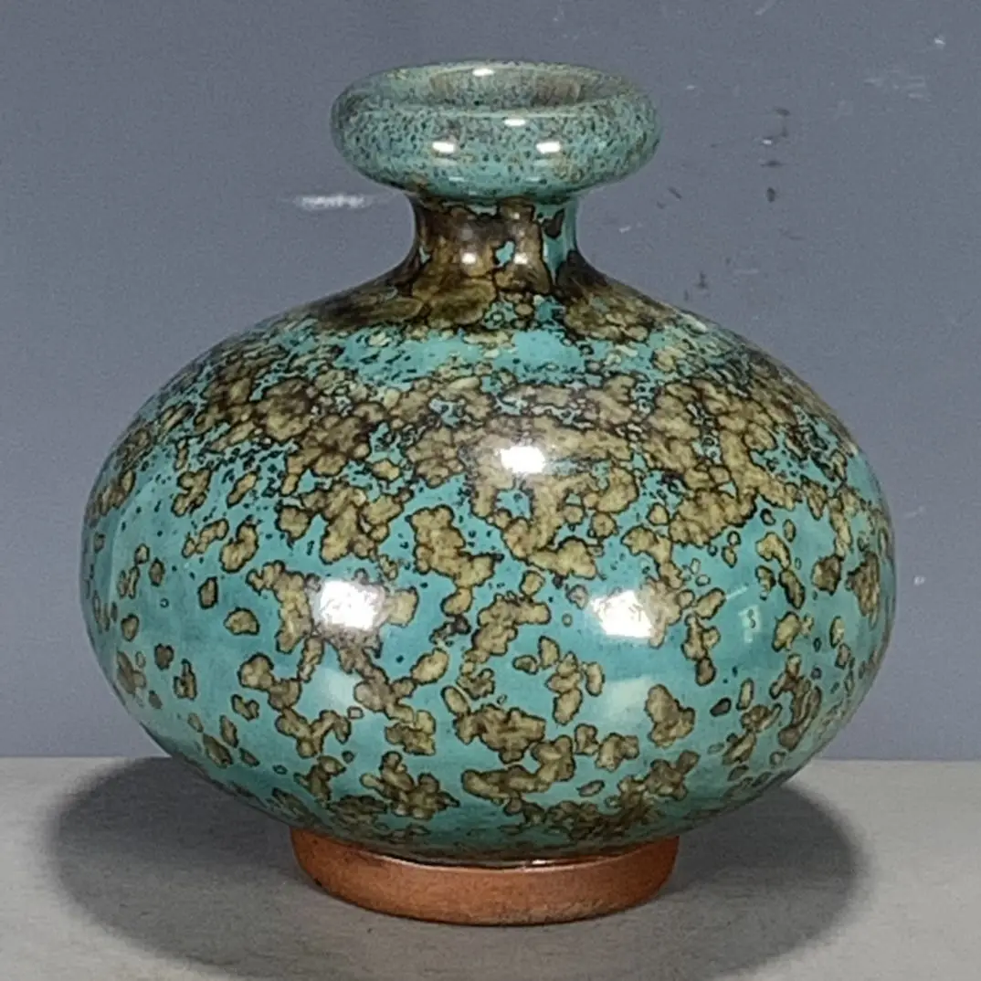 Imitation of ancient Chinese Jun porcelain kiln change Dulu bottle big belly bottle decorative art ornaments
Imitation of ancient Chinese Jun porcelain kiln change Dulu bottle big belly bottle decorative art ornaments