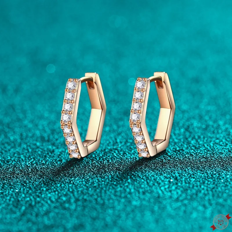0.4 ct D Color Moissanite S925 Silver Hoop Earring for Women Plated Champaign Gold Hexagon Row Inlay Ear Loops Jewelry Wholesale
0.4 ct D Color Moissanite S925 Silver Hoop Earring for Women Plated Champaign Gold Hexagon Row Inlay Ear Loops Jewelry Wholesale