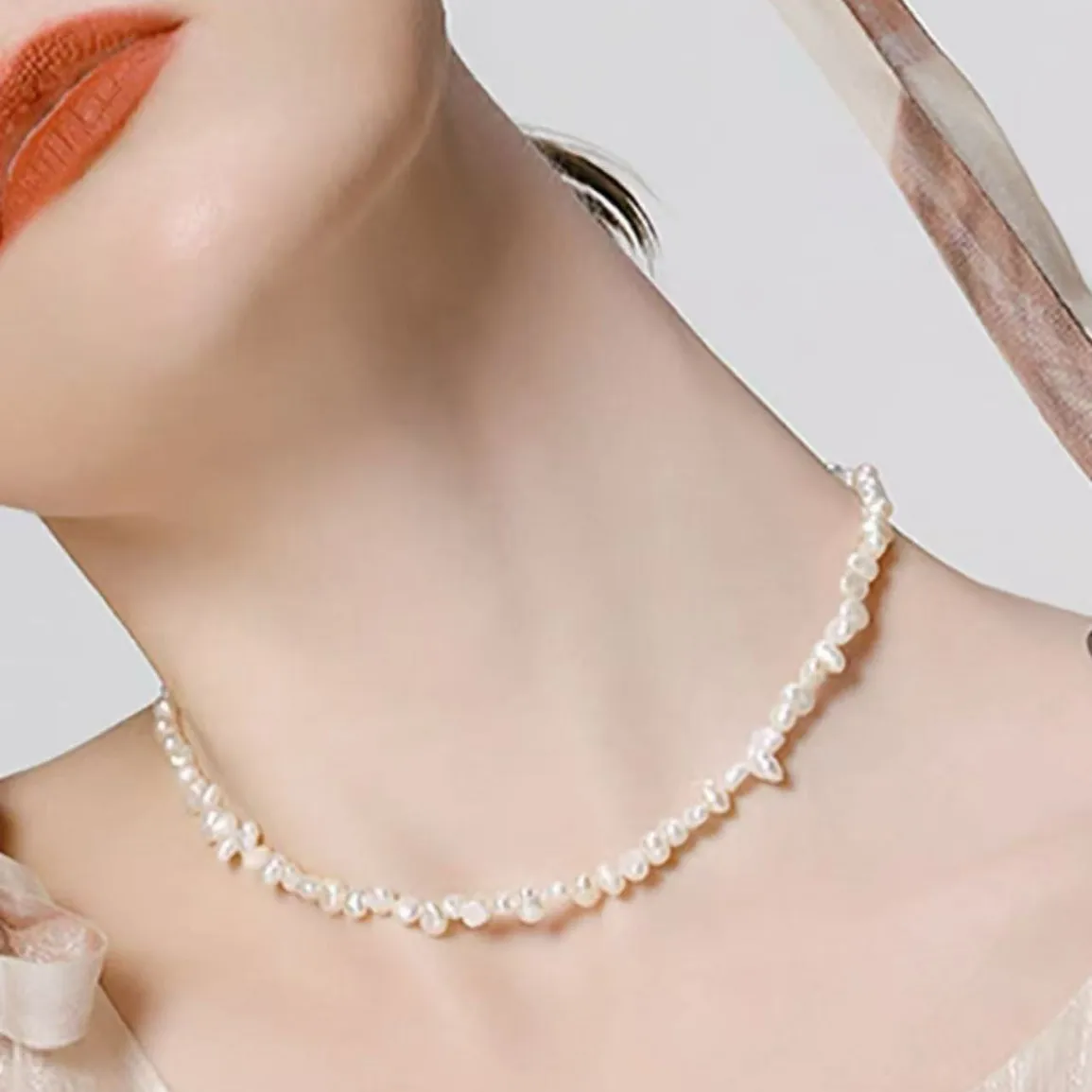 Жемчуг в стиле барокко, перламутр, преувеличенное ожерелье, женские аксессуары, ниша, фрагмент ключицы, серебряный жемчуг
Жемчуг в стиле барокко, перламутр, преувеличенное ожерелье, женские аксессуары, ниша, фрагмент ключицы, серебряный жемчуг