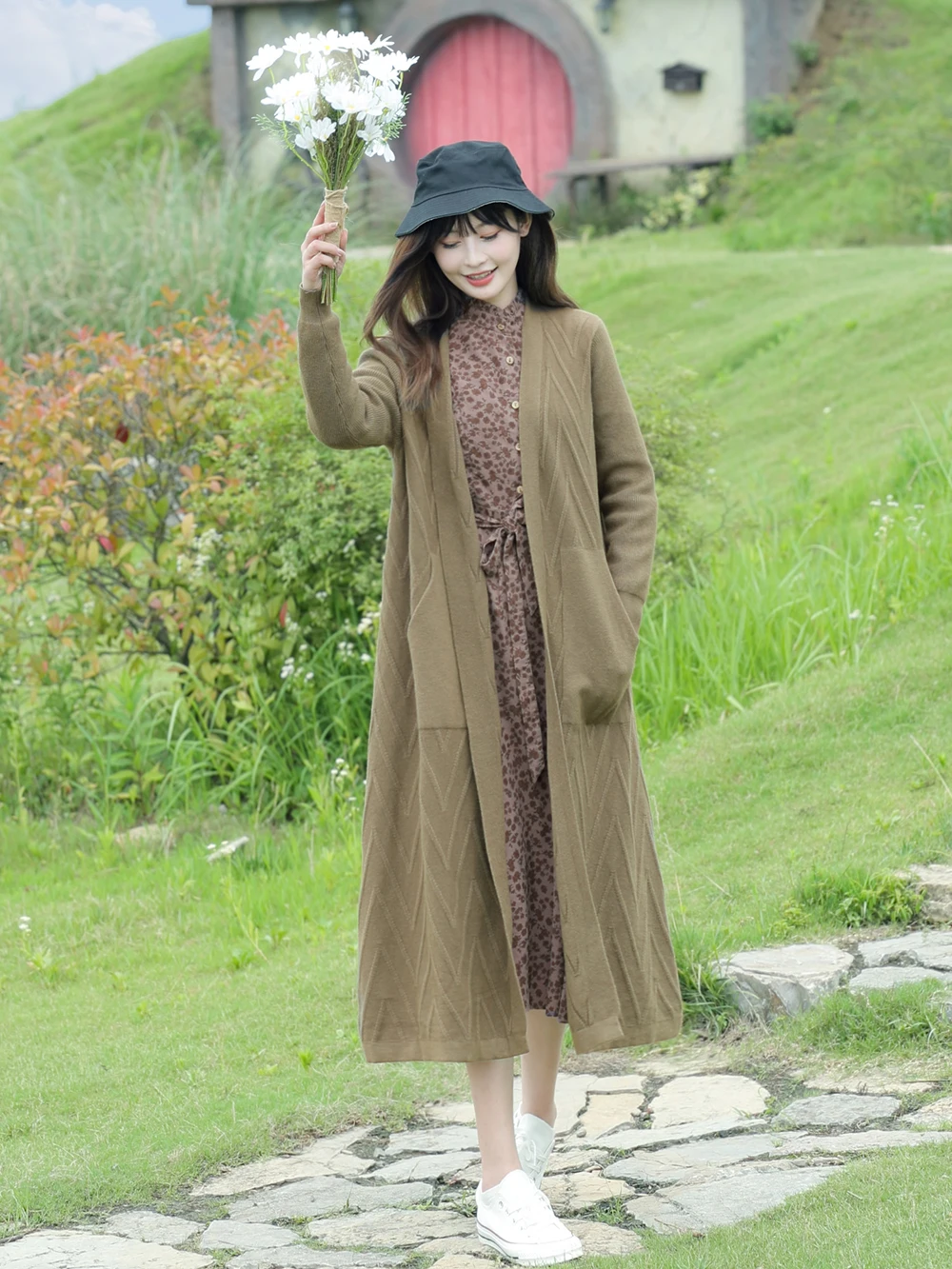 Свободный вязаный кардиган коричнево-желтого цвета для женщин: модный винтажный стиль, длинный рукав, полиэстер, на весну, осень и зиму
Свободный вязаный кардиган коричнево-желтого цвета для женщин: модный винтажный стиль, длинный рукав, полиэстер, на весну, осень и зиму