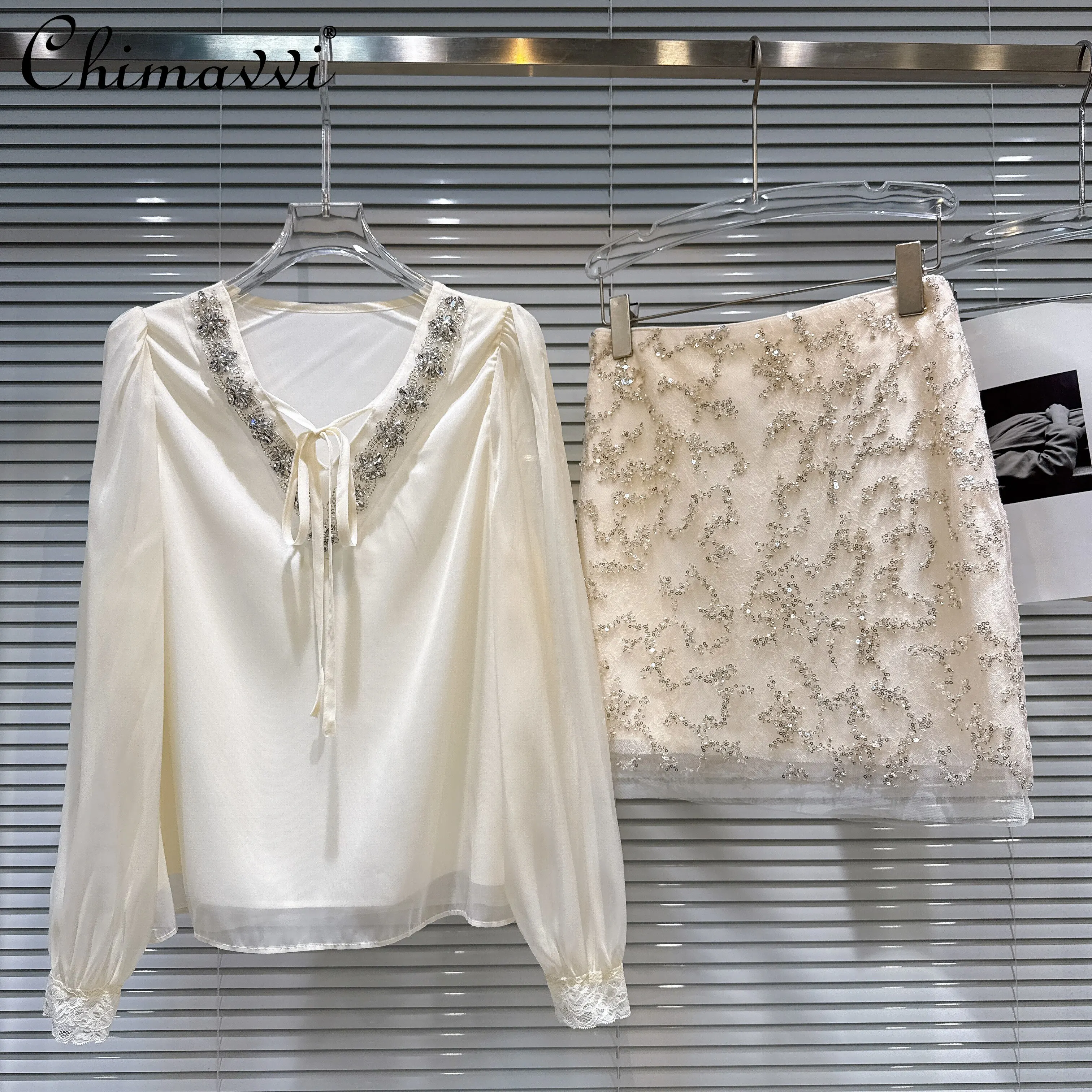 Spring 2026 French Elegant Diamond V-neck Long Sleeve Chiffon Blouse High Waist Bead Embroidered Short Skirt Two-Piece Set Women
Spring 2026 French Elegant Diamond V-neck Long Sleeve Chiffon Blouse High Waist Bead Embroidered Short Skirt Two-Piece Set Women
