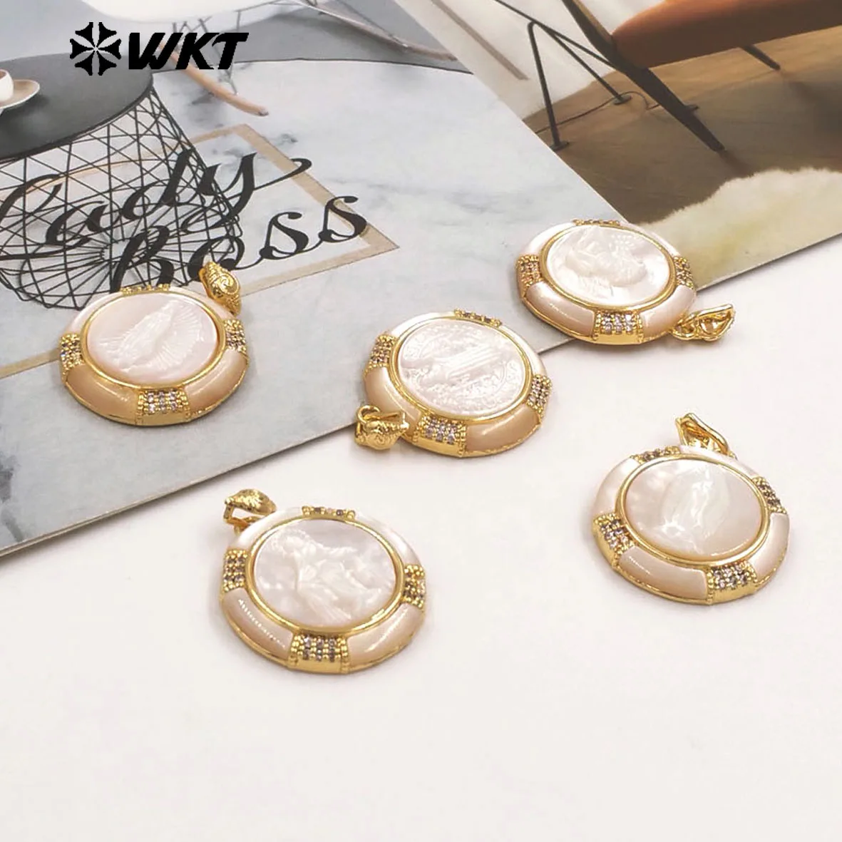 WT-JP428 Top Quality Gold Plated Round Shape Hand Carved Religious Style Little Mop Pendant For Women Necklace Design
WT-JP428 Top Quality Gold Plated Round Shape Hand Carved Religious Style Little Mop Pendant For Women Necklace Design