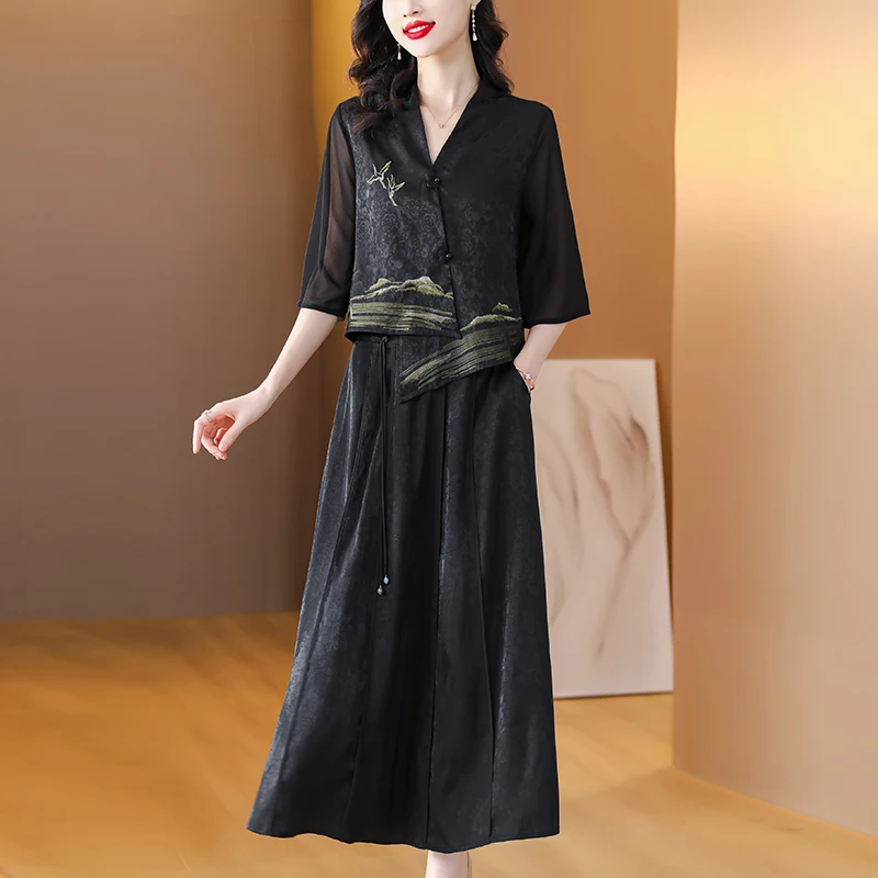 2024 Summer Silk Satin Embroidery Short Sleeve Set with Mulberry Silk Printed Mesh Splice Top and Black Long Dress Two Piece Set
2024 Summer Silk Satin Embroidery Short Sleeve Set with Mulberry Silk Printed Mesh Splice Top and Black Long Dress Two Piece Set