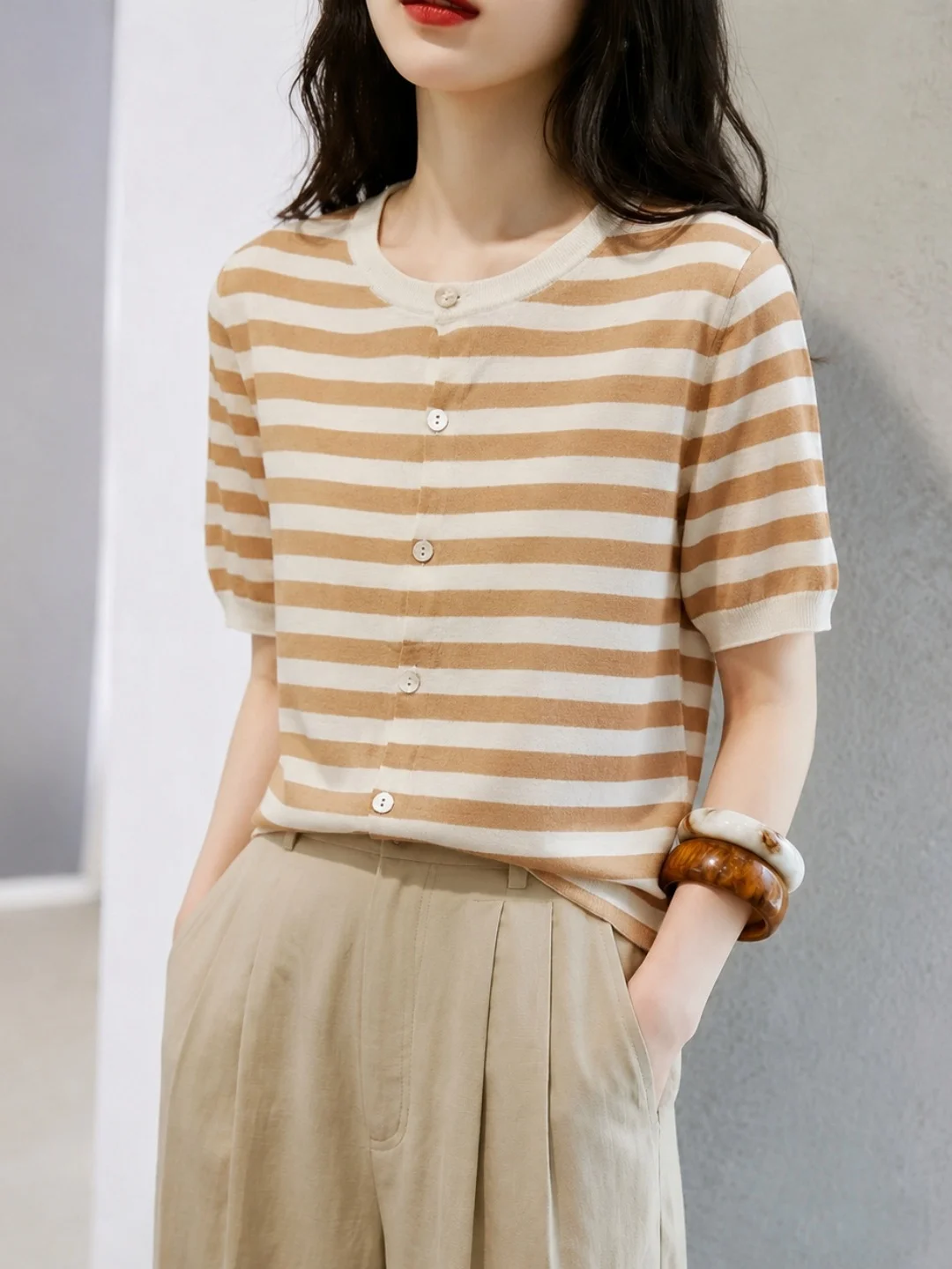 Silk Knitted Short Sleeve Single Button Color Block Striped Women's Top Fashionable Summer Trendy Design Sense Ice Silk Knitwear
Silk Knitted Short Sleeve Single Button Color Block Striped Women's Top Fashionable Summer Trendy Design Sense Ice Silk Knitwear