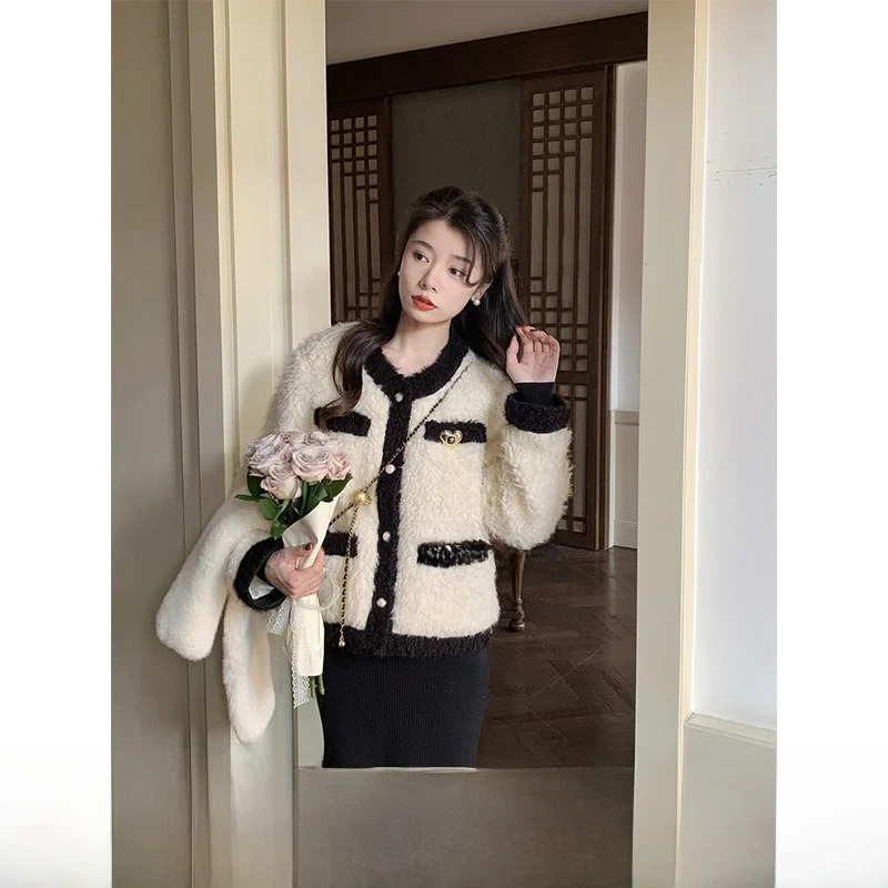 No Errors Black White Contrast Color Lamb Fur Jacket Women's round Neck Winter New Style Fashionable Pure Color Button Design
No Errors Black White Contrast Color Lamb Fur Jacket Women's round Neck Winter New Style Fashionable Pure Color Button Design