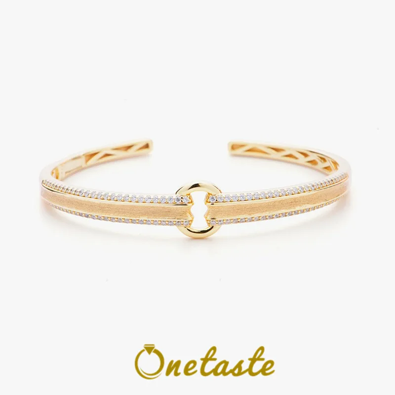 Стерлингового серебра 925 пробы с кубическим цирконием, позолоченные матовые браслеты-манжеты для женщин, изящные модные итальянские ювелирные изделия, штабелируемый браслет
Стерлингового серебра 925 пробы с кубическим цирконием, позолоченные матовые браслеты-манжеты для женщин, изящные модные итальянские ювелирные изделия, штабелируемый браслет