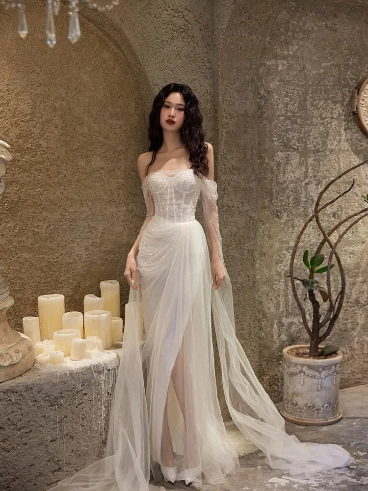 A light and stylish white dress for traveler to welcome guests go out
A light and stylish white dress for traveler to welcome guests go out
