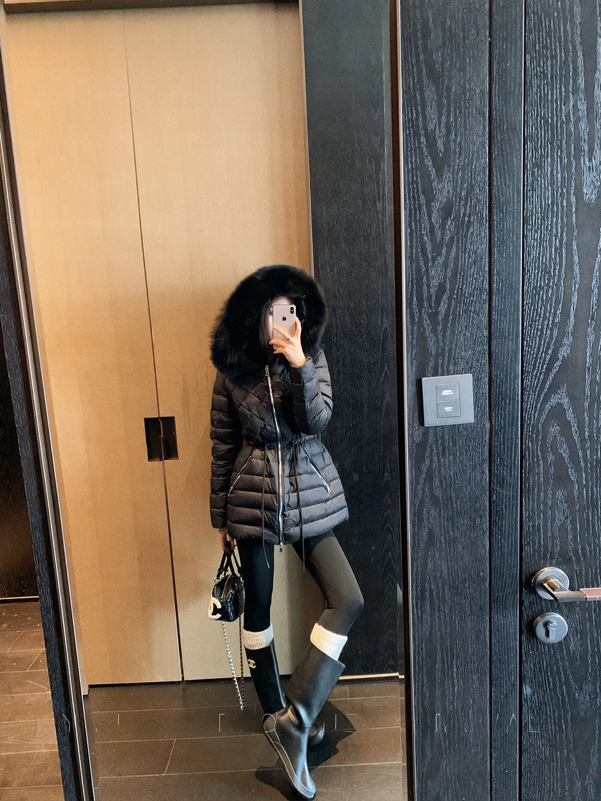 Женская повседневная стеганая куртка-пуховик Fang Pao Bla с меховым воротником, укороченная, с капюшоном, белая, с утяжкой на талии
Женская повседневная стеганая куртка-пуховик Fang Pao Bla с меховым воротником, укороченная, с капюшоном, белая, с утяжкой на талии