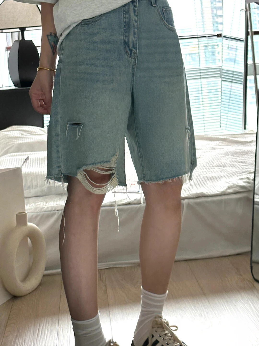 Летние тонкие джинсы-брюки женские с высокой талией, свободные, прямые, широкие, длиной до колена, модные, повседневные, на молнии
Летние тонкие джинсы-брюки женские с высокой талией, свободные, прямые, широкие, длиной до колена, модные, повседневные, на молнии