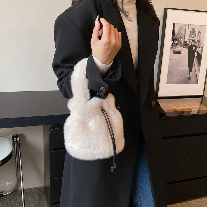 Winter Soft Warm Fur Designer Women Bucket Plush Shoulder Large Capacity Messenger bag Handbag Luxury Ladies Coin Purse WT1048 
Winter Soft Warm Fur Designer Women Bucket Plush Shoulder Large Capacity Messenger bag Handbag Luxury Ladies Coin Purse WT1048