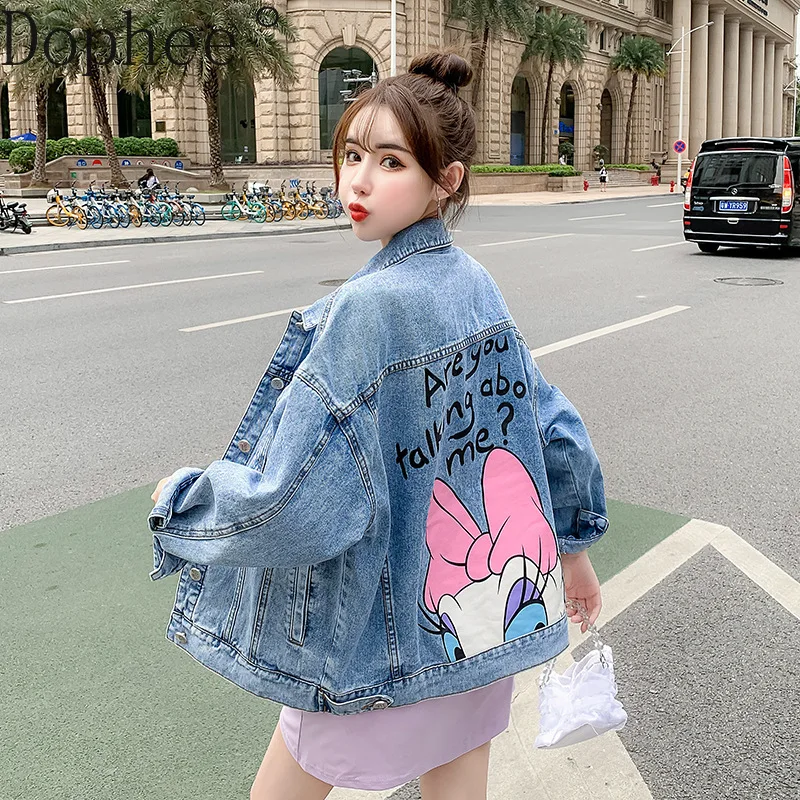 Женская джинсовая куртка с мультяшным принтом High Street, новая весенне-осенняя однобортная повседневная кардигана, топ с длинными рукавами, джинсовая верхняя одежда
Женская джинсовая куртка с мультяшным принтом High Street, новая весенне-осенняя однобортная повседневная кардигана, топ с длинными рукавами, джинсовая верхняя одежда
