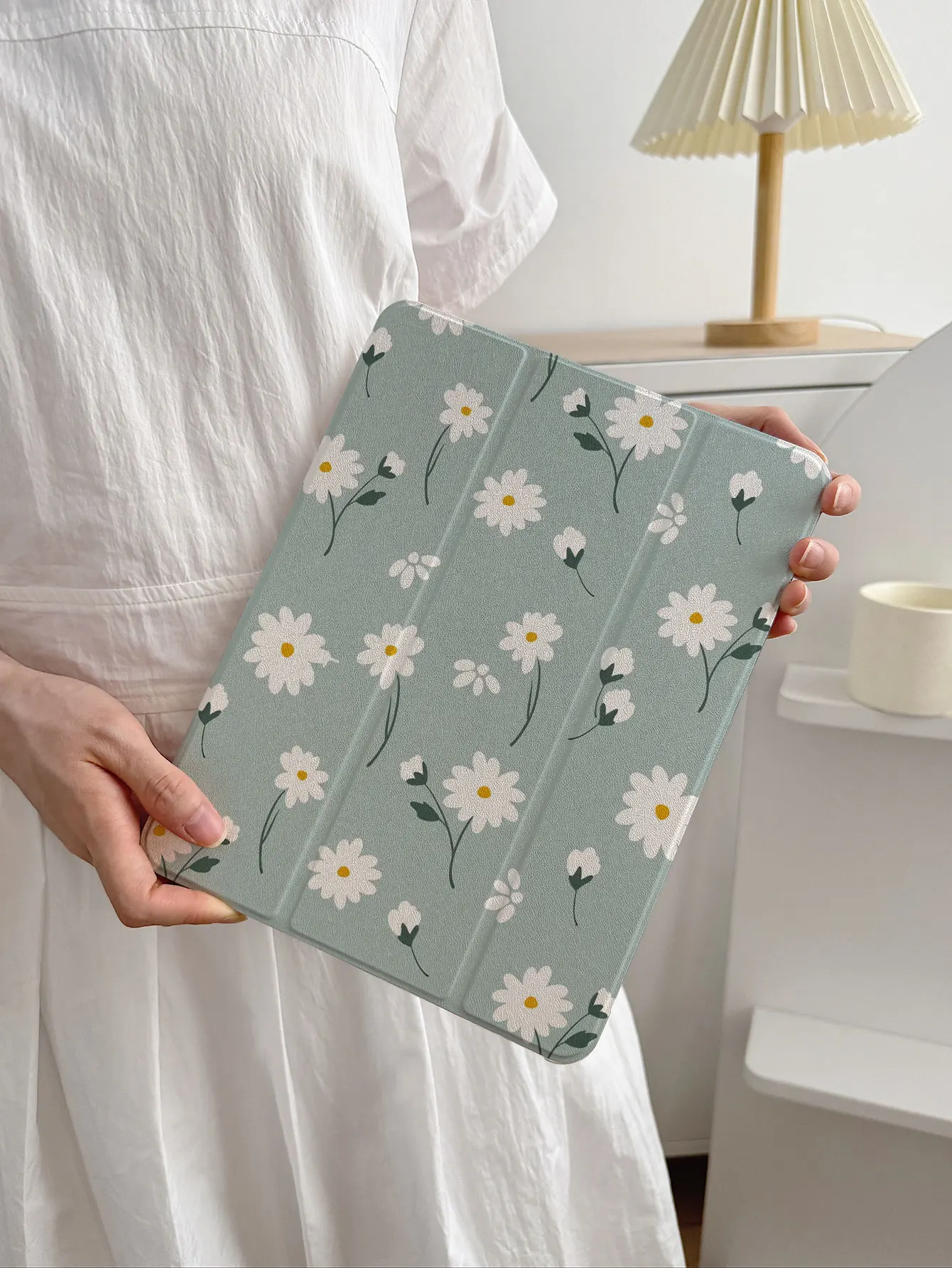 Simple Daisy Flower Tablet Case, Suitable for iPad Case Ipad7/8/9 Tablet Cover 2022 Apple Air5/4/3 Ninth Generation 10.2 70% off Pro11 Full Cover 2024 Mini 7 New Model Air6/Ipad Tenth Generation Protective Case/Air 11
Simple Daisy Flower Tablet Case, Suitable for iPad Case Ipad7/8/9 Tablet Cover 2022 Apple Air5/4/3 Ninth Generation 10.2 70% off Pro11 Full Cover 2024 Mini 7 New Model Air6/Ipad Tenth Generation Protective Case/Air 11