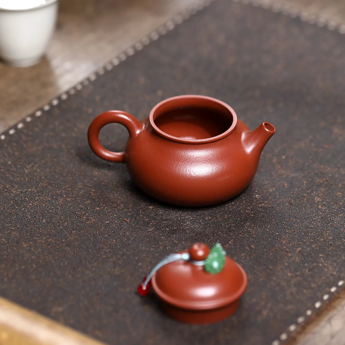 Handmade Yixing Zisha Teapot Ore Small Coal Kiln Sand Rongtian Set Mengchen 100C
Handmade Yixing Zisha Teapot Ore Small Coal Kiln Sand Rongtian Set Mengchen 100C