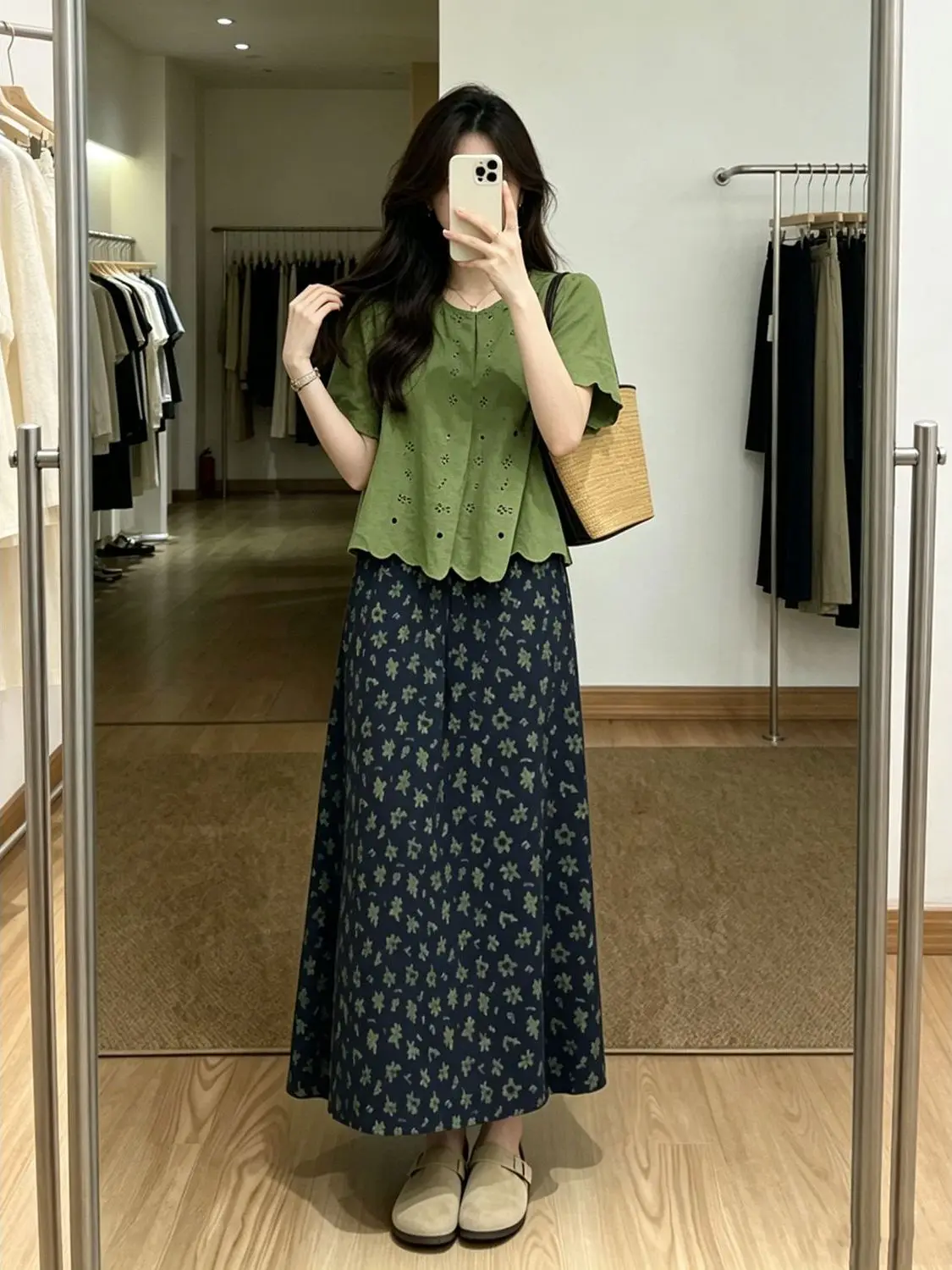 Summer Floral Print High Waist Midi Skirt Women's A-Line Skirt Versatile Dark Color Retro Style Fashionable Ladies Skirts
Summer Floral Print High Waist Midi Skirt Women's A-Line Skirt Versatile Dark Color Retro Style Fashionable Ladies Skirts