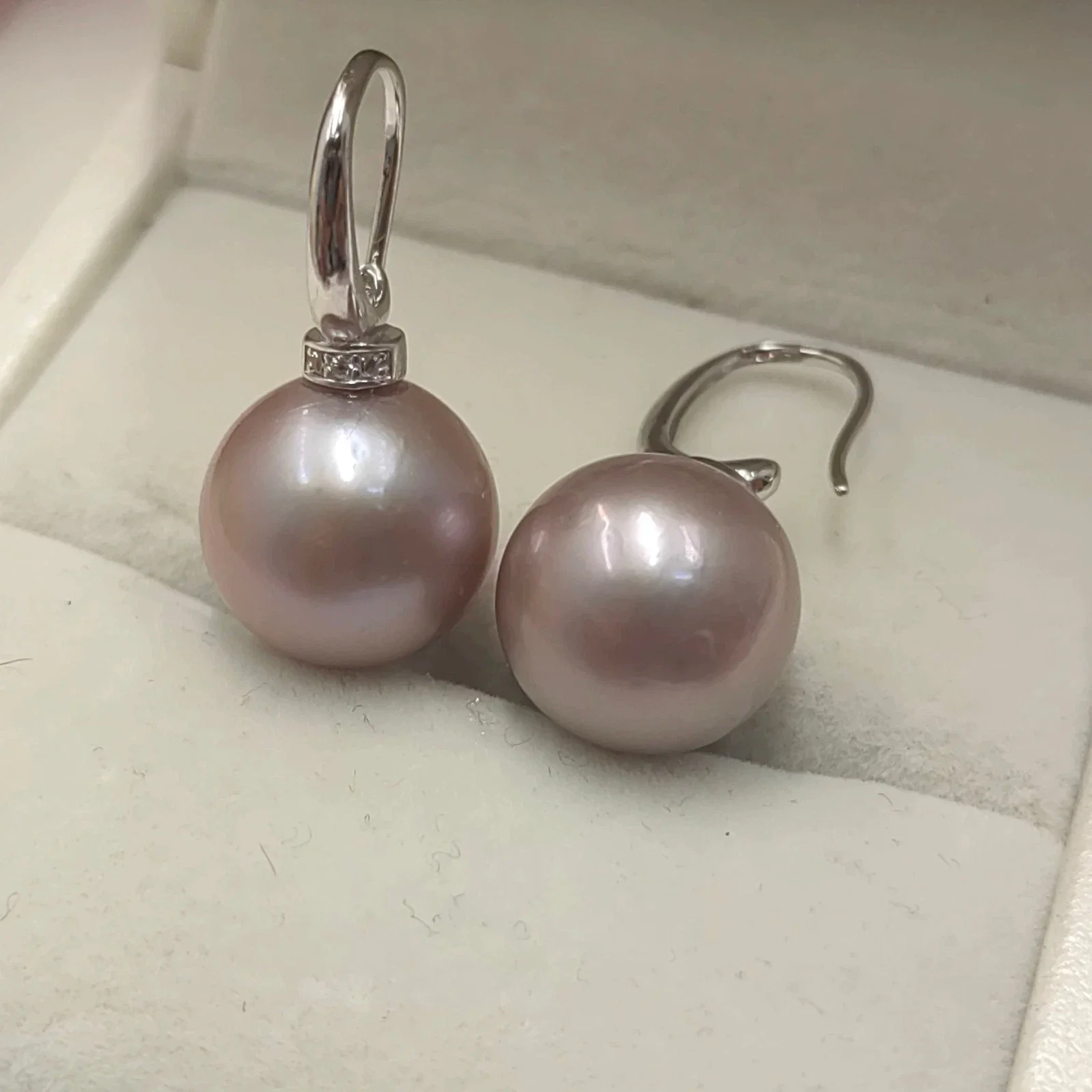 Серьги из натурального жемчуга South Sea AAAA 9-10 мм, 10-11 мм, фиолетовые, круглые, с крючком, серебро 925 пробы
Серьги из натурального жемчуга South Sea AAAA 9-10 мм, 10-11 мм, фиолетовые, круглые, с крючком, серебро 925 пробы