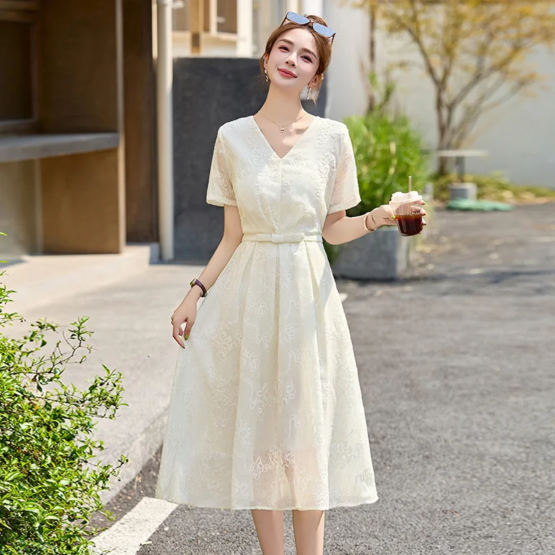 2025 Summer New Women's Embroidered Age Reducing Breathable V-neck Waist slimming Medium length Dress
2025 Summer New Women's Embroidered Age Reducing Breathable V-neck Waist slimming Medium length Dress