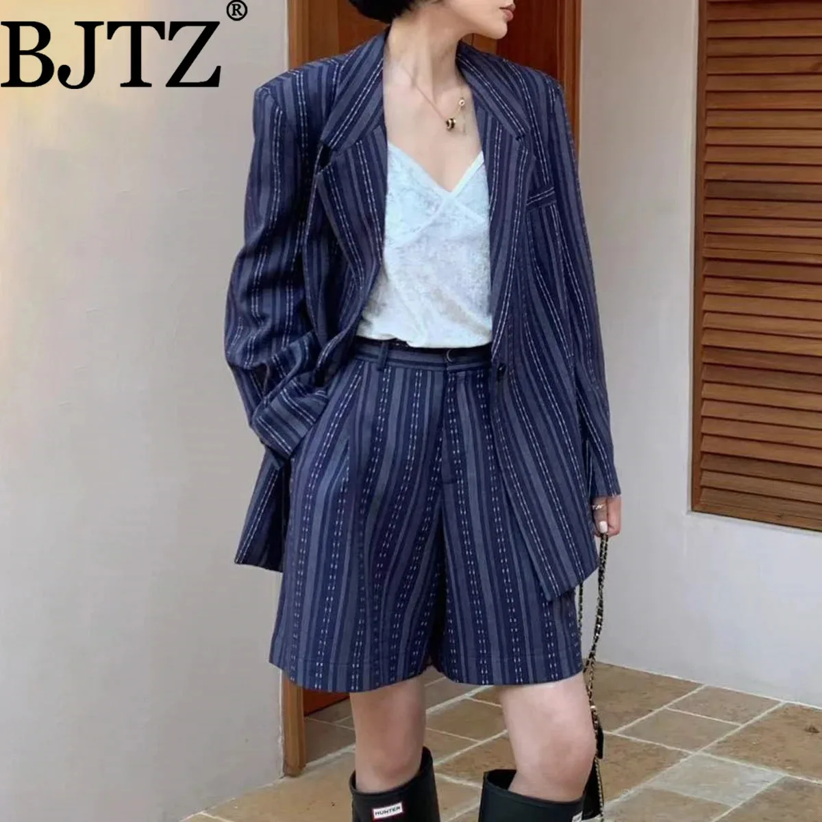 BJTZ шикарный дизайнерский полосатый пиджак для женщин, Новое поступление 2025, повседневное винтажное элегантное свободное женское верхнее пальто с зубцами
BJTZ шикарный дизайнерский полосатый пиджак для женщин, Новое поступление 2025, повседневное винтажное элегантное свободное женское верхнее пальто с зубцами