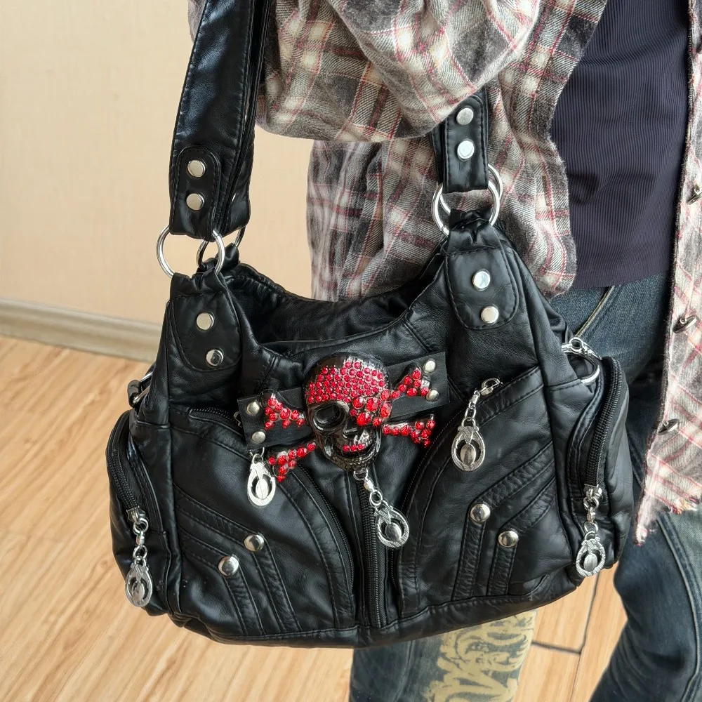 Original Spice Girl Skull Leather Locomotive Bag Women's Black Rivets Shoulder Bags Large Capacity Versatile Crossbody Bag
Original Spice Girl Skull Leather Locomotive Bag Women's Black Rivets Shoulder Bags Large Capacity Versatile Crossbody Bag