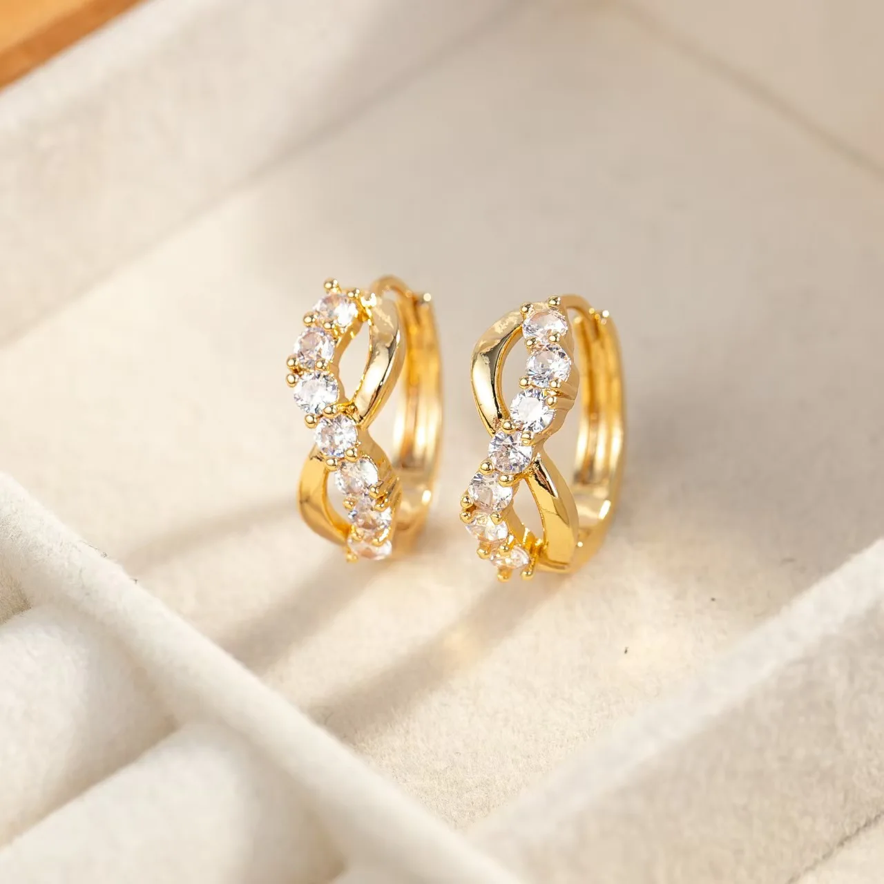 Double-ring intertwined sparkling zircon stud earrings for everyday commute, exquisite jewelry
Double-ring intertwined sparkling zircon stud earrings for everyday commute, exquisite jewelry