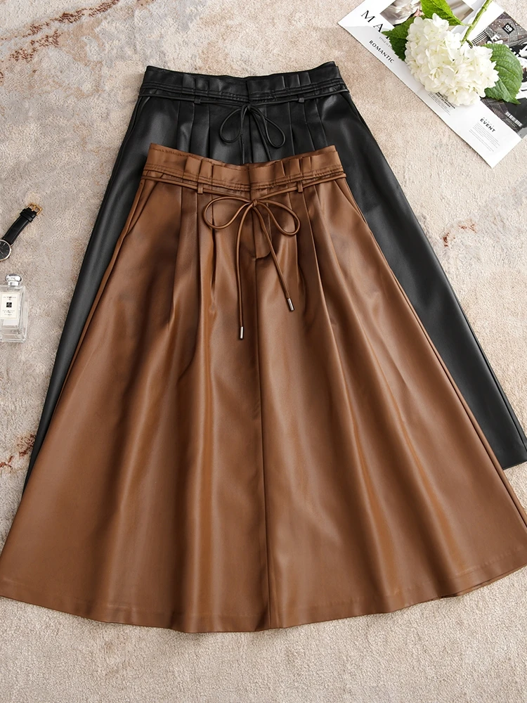 Модная элегантная классическая юбка миди А-силуэта с высокой талией и поясом, из плотной присборенной кожи с эффектом потертости
Модная элегантная классическая юбка миди А-силуэта с высокой талией и поясом, из плотной присборенной кожи с эффектом потертости