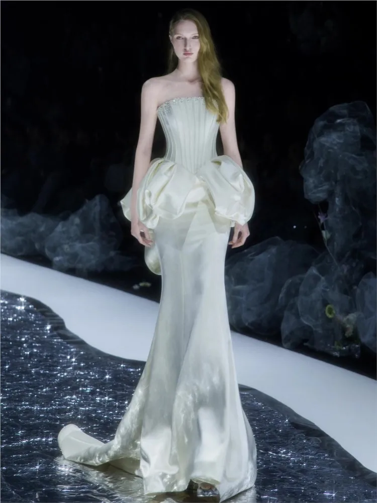 A new off-the-shoulder niche and light luxury welcome dress with fishtail satin finish for going out
A new off-the-shoulder niche and light luxury welcome dress with fishtail satin finish for going out