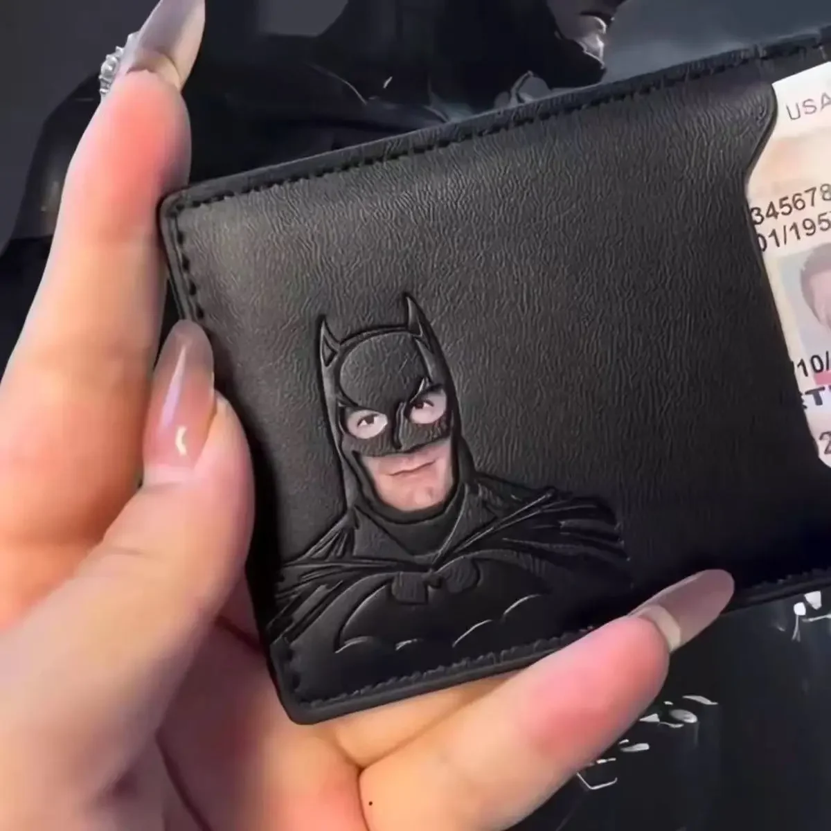 Кошелек Bat ID для мужчин, кожаный тонкий чехол-держатель для карт с вырезом в виде маски супергероя, подарок для мужа, подростков, парня
Кошелек Bat ID для мужчин, кожаный тонкий чехол-держатель для карт с вырезом в виде маски супергероя, подарок для мужа, подростков, парня