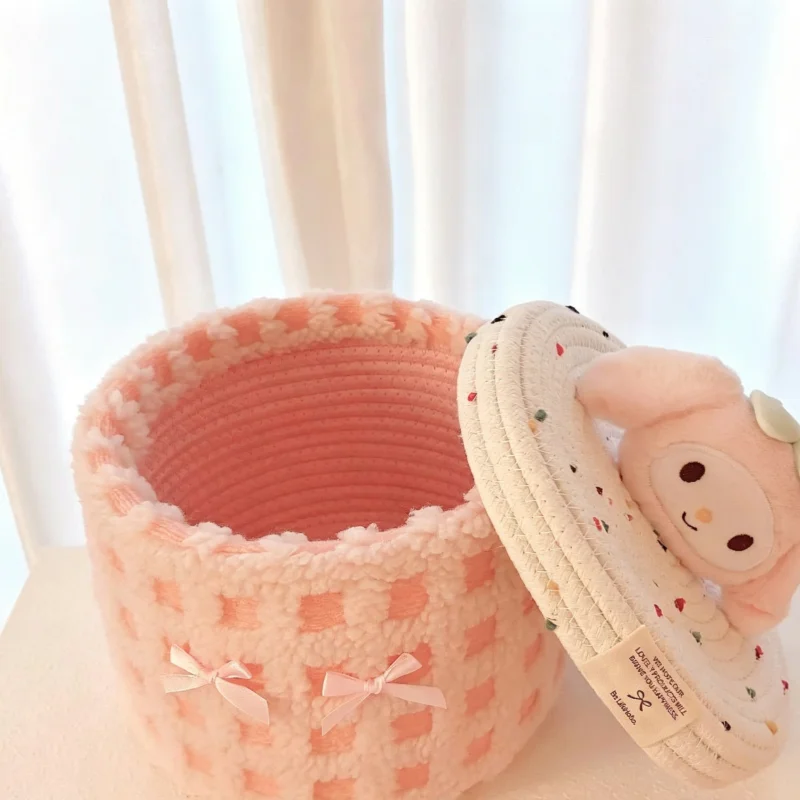 Новая модель плюшевой корзины Sanrio Melody для хранения закусок, косметики, одежды, декора рабочего стола, подарок на день рождения для девочки
Новая модель плюшевой корзины Sanrio Melody для хранения закусок, косметики, одежды, декора рабочего стола, подарок на день рождения для девочки
