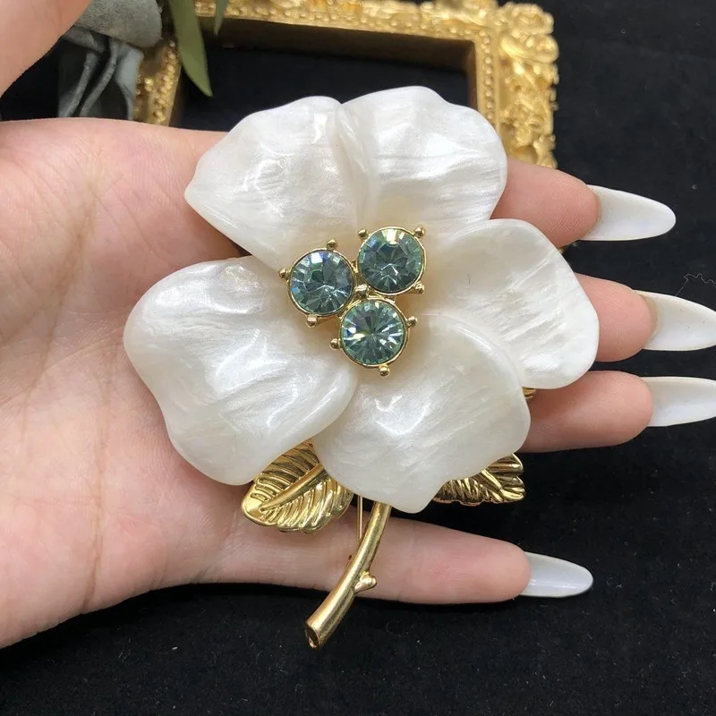 Idyllic Earrings Pin White Flower Set Sapphire Antique Plated Real Gold Stud Earrings Pin Brooch Set
Idyllic Earrings Pin White Flower Set Sapphire Antique Plated Real Gold Stud Earrings Pin Brooch Set
