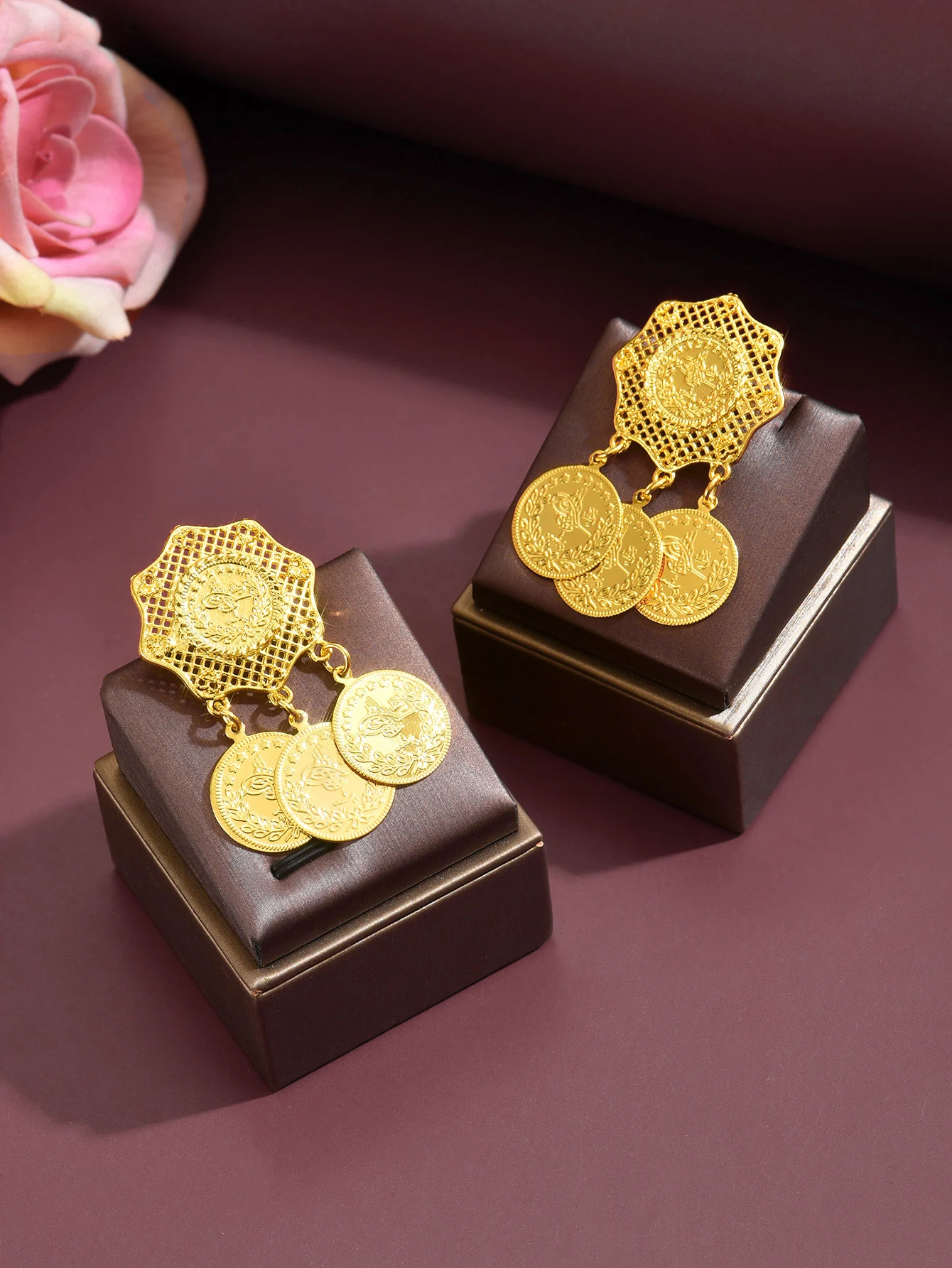 Ladies Vintage Hollow out Pendant Brooch Pin Ethnic Floral Metal Design Dress Lapel Pin Suitable for Parties And Festivals
Ladies Vintage Hollow out Pendant Brooch Pin Ethnic Floral Metal Design Dress Lapel Pin Suitable for Parties And Festivals