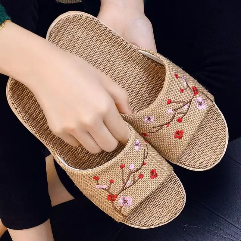 2025 Summer Women's Linen Slippers Stylish Embroidery Breathable And Deodorizing Sole Soft And Suitable For All Seasons
2025 Summer Women's Linen Slippers Stylish Embroidery Breathable And Deodorizing Sole Soft And Suitable For All Seasons