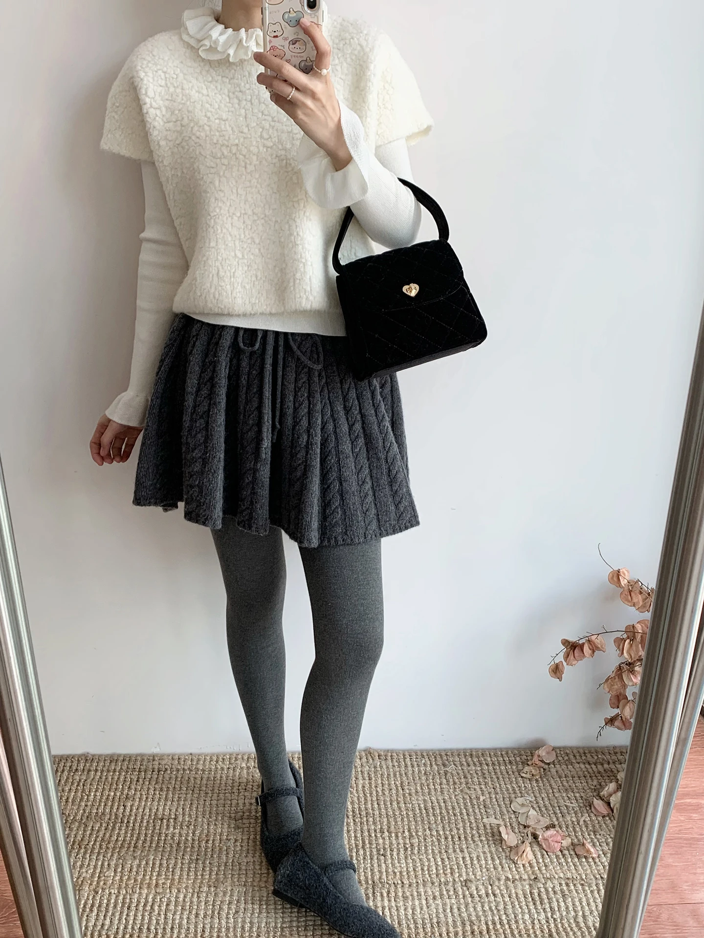 Корейский шикарный комплект из 100% шерсти: базовая футболка с рюшами и свободные теплые термоштаны для осени. Модный, для повседневной носки, свободный крой.
Корейский шикарный комплект из 100% шерсти: базовая футболка с рюшами и свободные теплые термоштаны для осени. Модный, для повседневной носки, свободный крой.