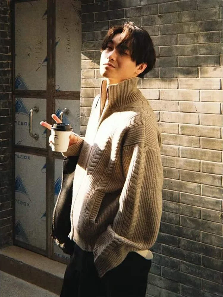 American Retro Wheat Spike Twist Pattern High Collar Men's Lazy Sle Loose All-Match Knitted Sweater Zipper Open Cardigan Top
American Retro Wheat Spike Twist Pattern High Collar Men's Lazy Sle Loose All-Match Knitted Sweater Zipper Open Cardigan Top