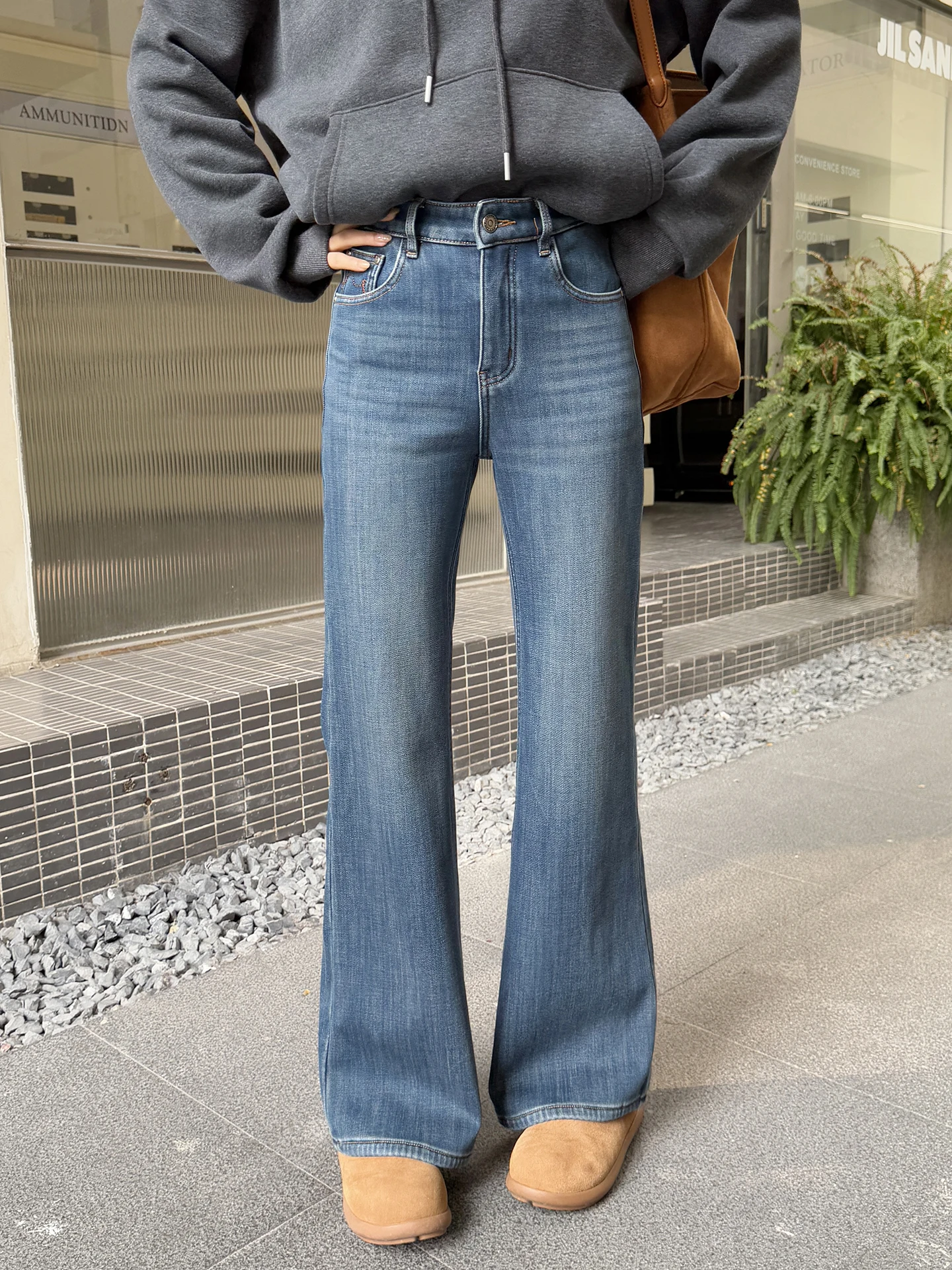 Женские джинсы с микро-клешем на флисовой подкладке, прямые, свободные, утягивающие, с широкими штанинами, зимние, с высокой талией, из денима, с высокой эластичностью
Женские джинсы с микро-клешем на флисовой подкладке, прямые, свободные, утягивающие, с широкими штанинами, зимние, с высокой талией, из денима, с высокой эластичностью