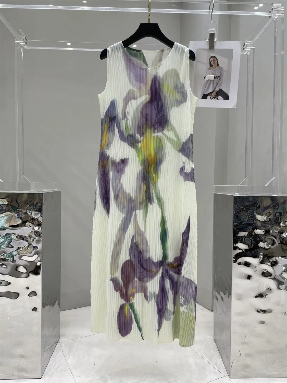 Wrinkled French round neck sleeveless dress loose and slimming long style printed large floral long skirt new style
Wrinkled French round neck sleeveless dress loose and slimming long style printed large floral long skirt new style