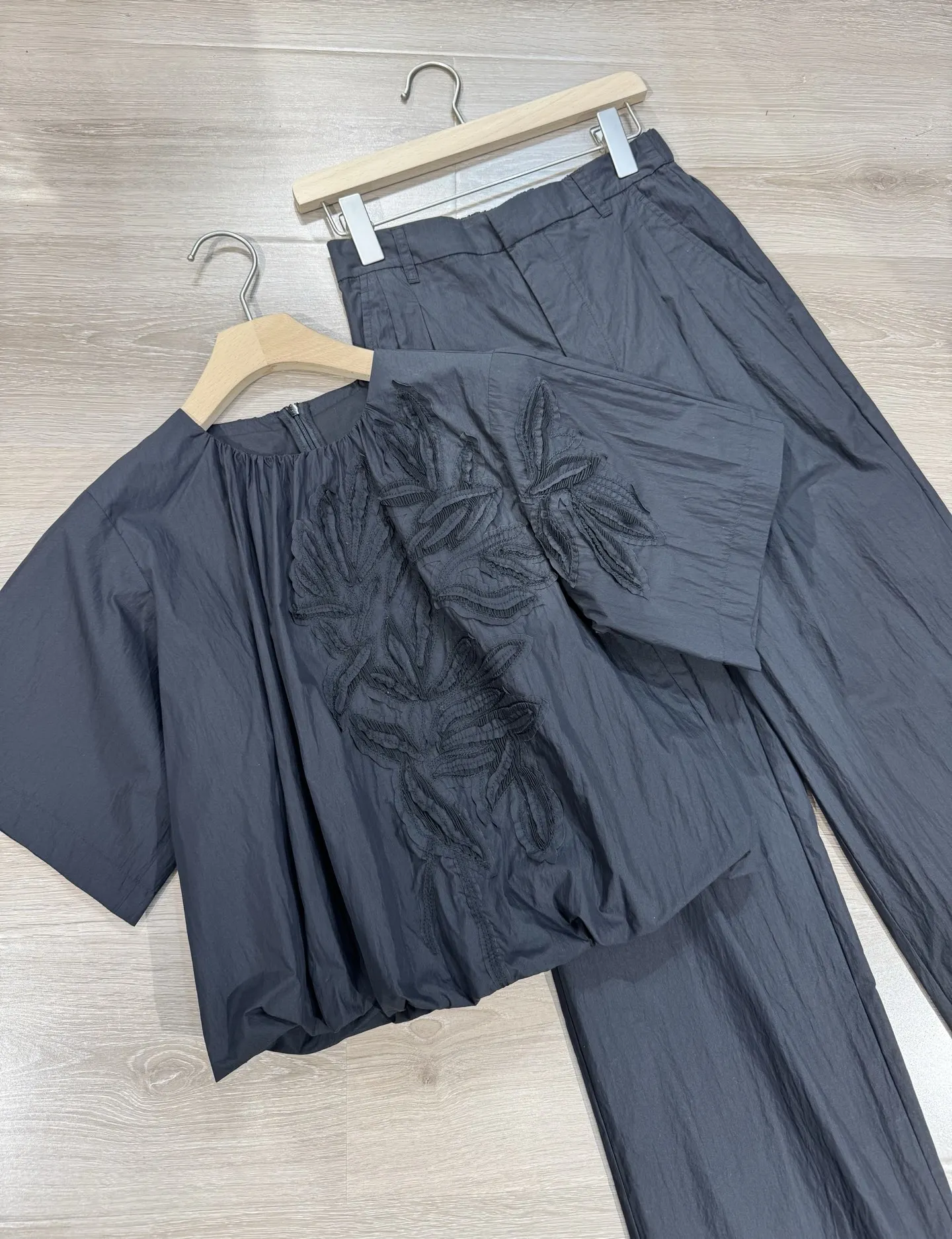 2025 Spring And Summer New Embroidery Patches Loose Tops Trousers High Quality Fashion Suit Women
2025 Spring And Summer New Embroidery Patches Loose Tops Trousers High Quality Fashion Suit Women