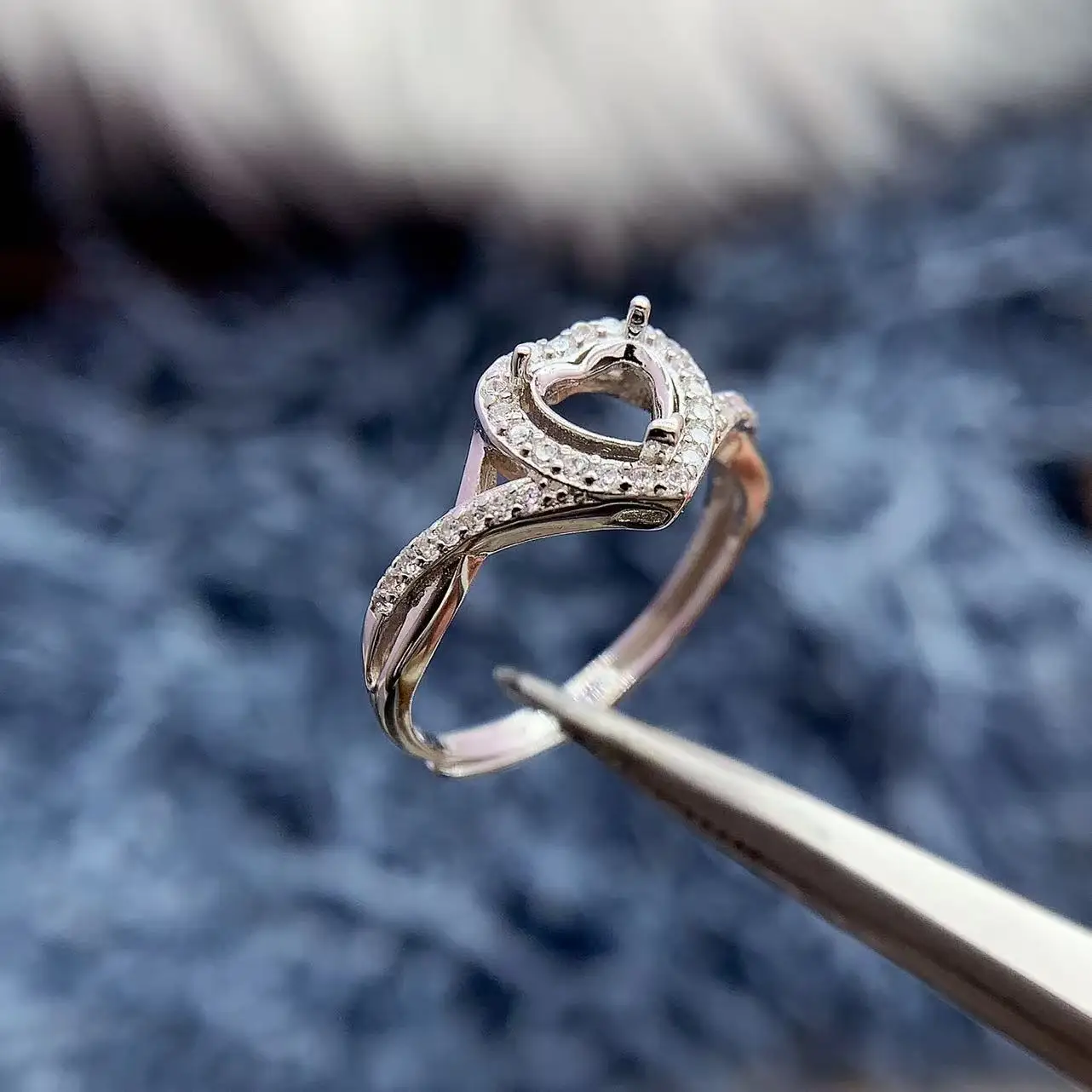 MeiBaPJ Inlay Heart Shaped 6/7/8/9mm Women's Ring Empty Support Holder Gifts Fashion Full Diamond Trend Luxury Wedding Jewelry
MeiBaPJ Inlay Heart Shaped 6/7/8/9mm Women's Ring Empty Support Holder Gifts Fashion Full Diamond Trend Luxury Wedding Jewelry