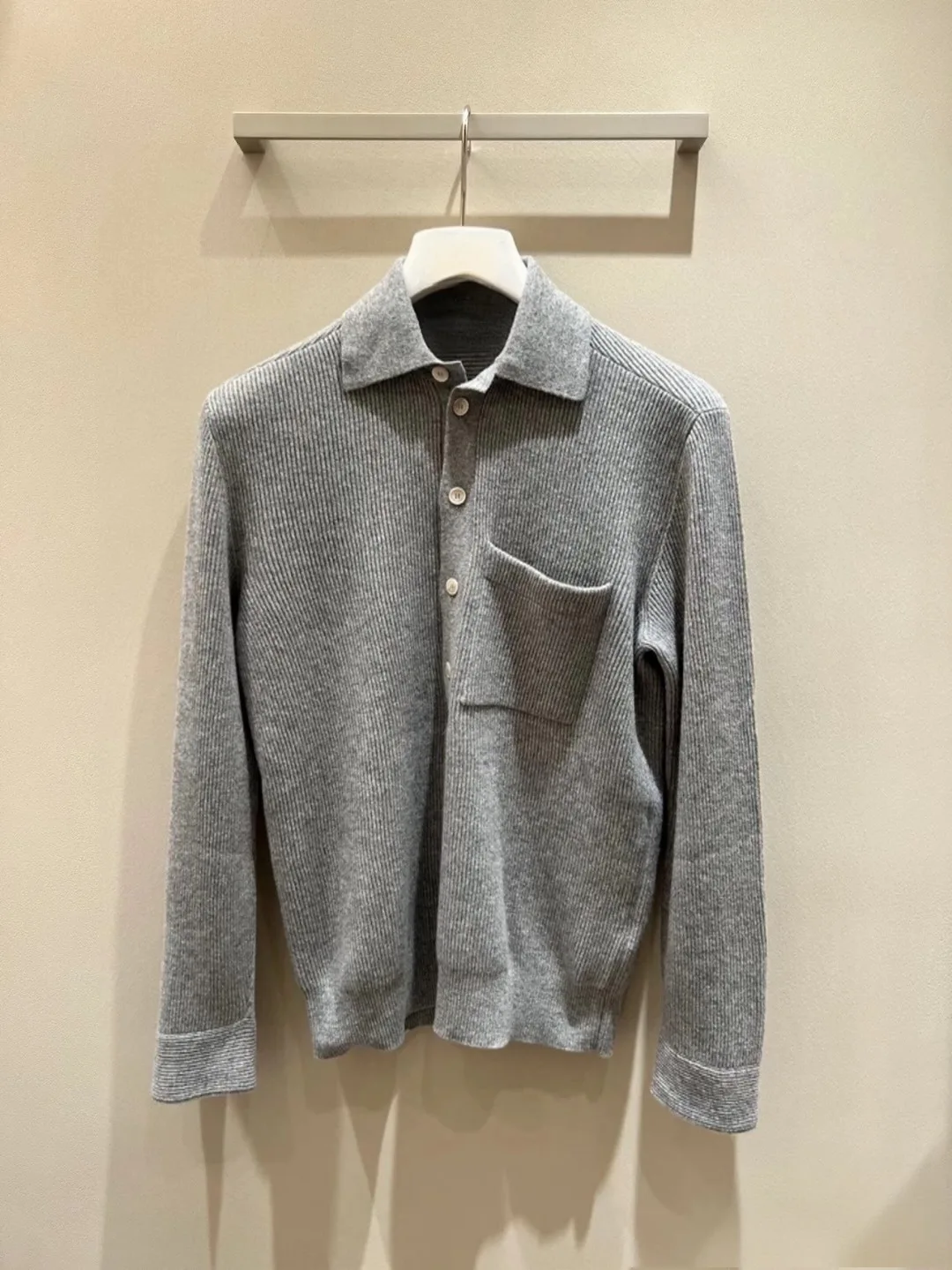 Новый атмосферный мужской шерстяной трикотаж, свободный утягивающий повседневный длинный свитер свека с отложным воротником, модное осеннее новое поступление
Новый атмосферный мужской шерстяной трикотаж, свободный утягивающий повседневный длинный свитер свека с отложным воротником, модное осеннее новое поступление