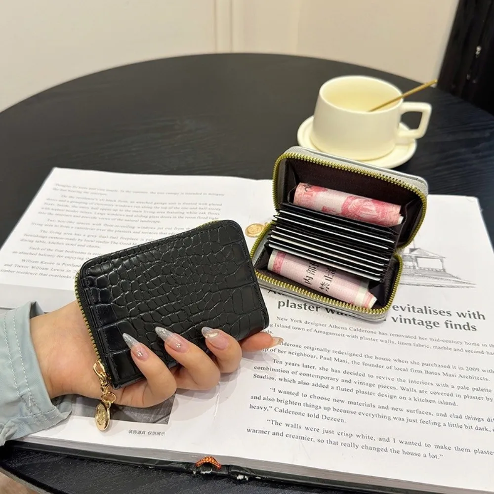 Retro PU Leather Women Short Wallets Large Capacity Alligator Pattern Small Zipper Wallet Multi Slots Coin Purse Card Holder
Retro PU Leather Women Short Wallets Large Capacity Alligator Pattern Small Zipper Wallet Multi Slots Coin Purse Card Holder