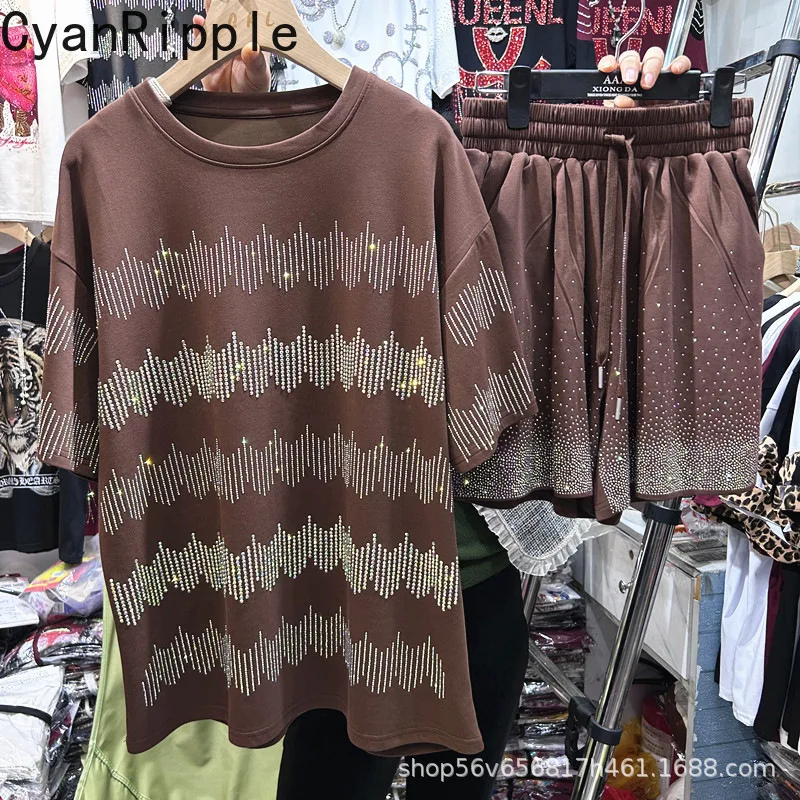 Модный женский комплект из двух предметов для весны и лета: блестящая футболка с коротким рукавом и стразами + повседневные шорты с эластичным поясом
Модный женский комплект из двух предметов для весны и лета: блестящая футболка с коротким рукавом и стразами + повседневные шорты с эластичным поясом