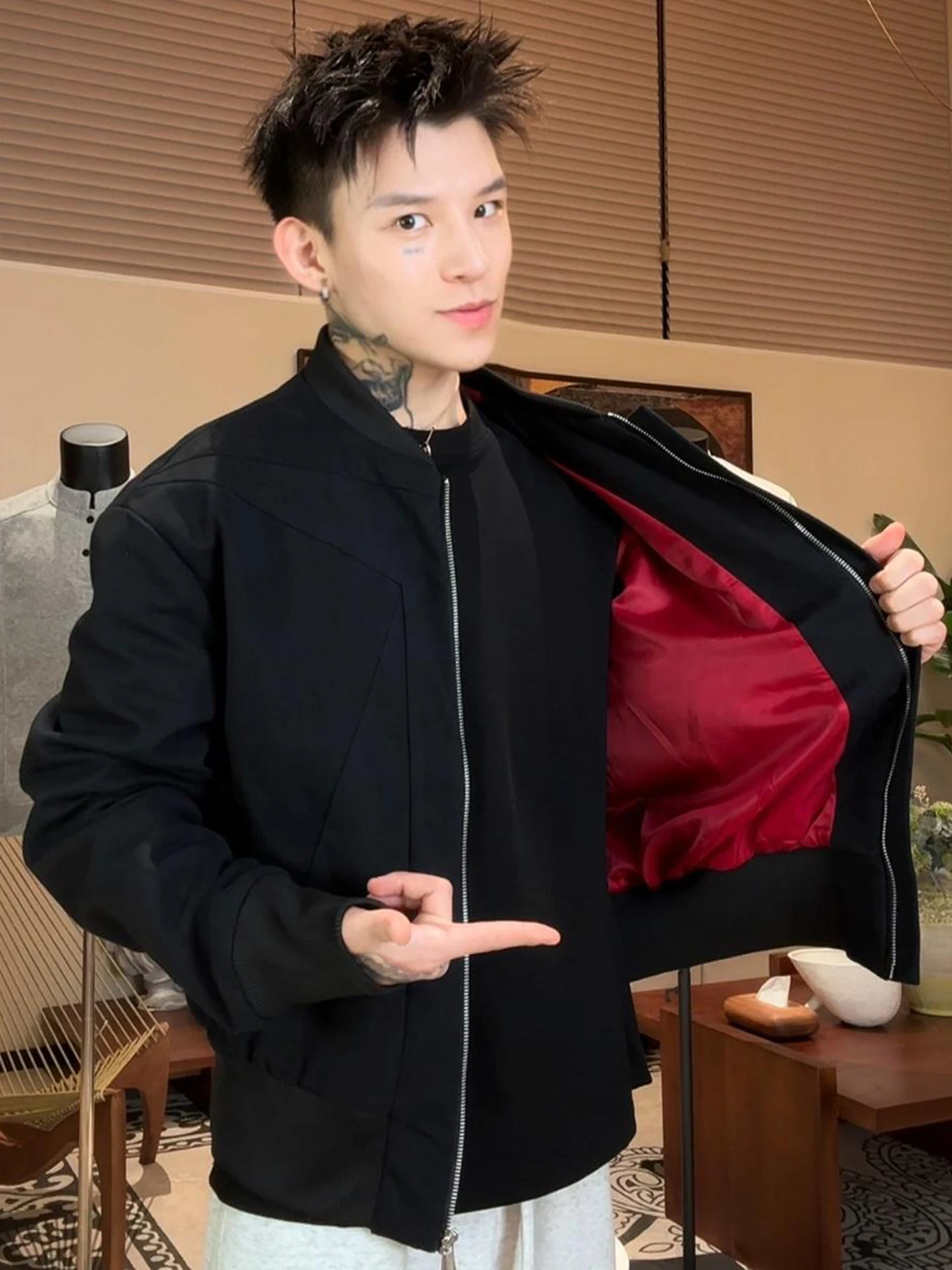 Мужская куртка в американском стиле, черная, с дизайнерским принтом, осенняя, модная, уличная одежда, куртка-бомбер, с воротником-стойкой, в бейсбольном стиле
Мужская куртка в американском стиле, черная, с дизайнерским принтом, осенняя, модная, уличная одежда, куртка-бомбер, с воротником-стойкой, в бейсбольном стиле