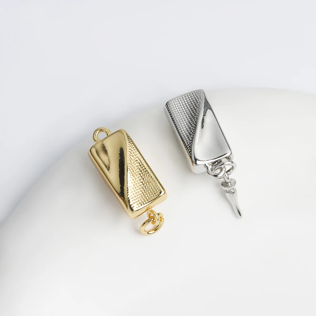 1 шт., поворотная квадратная вставной пряжка, ожерелье, браслет, соединительная пряжка, сделай сам, материал для изготовления ювелирных изделий, аксессуары, оптовая продажа
1 шт., поворотная квадратная вставной пряжка, ожерелье, браслет, соединительная пряжка, сделай сам, материал для изготовления ювелирных изделий, аксессуары, оптовая продажа